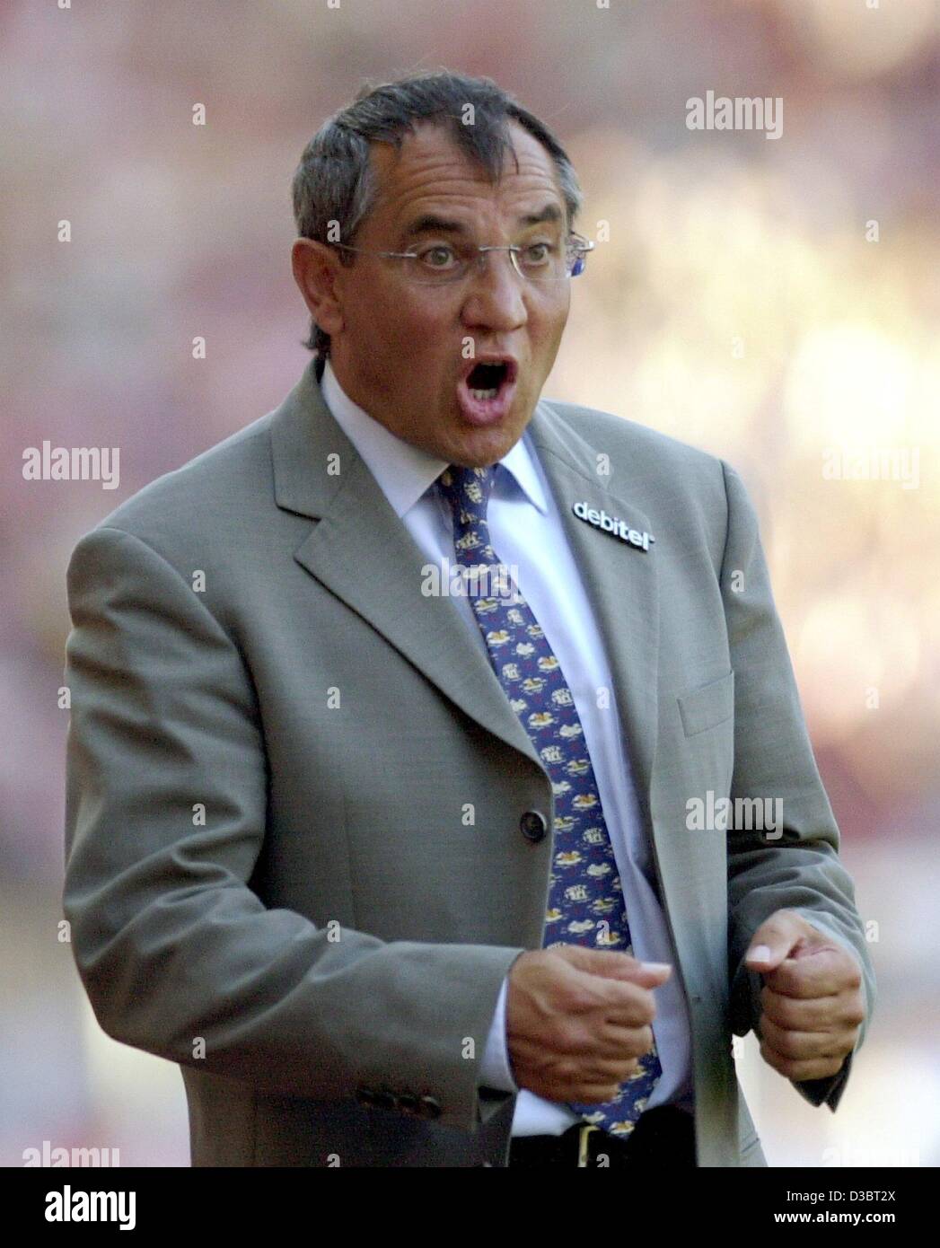 (dpa) - Felix Magath, the coach of the German soccer club VfB Stuttgart, shouts advice at his players during a game in Stuttgart, Germany, 20 September 2003. Stock Photo