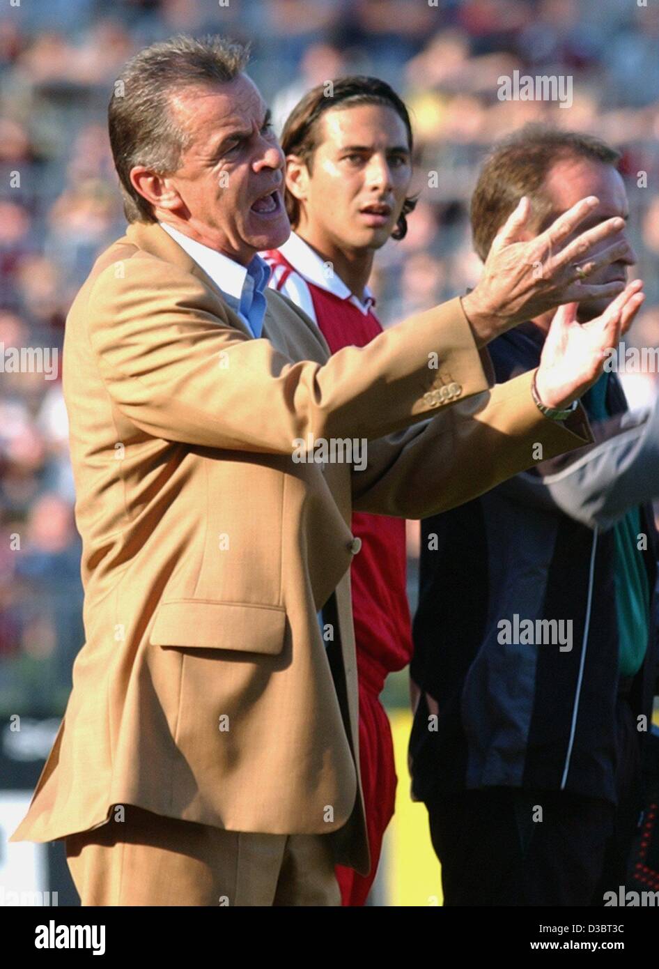 (dpa) - Bayern's soccer coach Ottmar Hitzfeld (front) gestures at the sideline of the Bundesliga game opposing FC Bayern Munich and Bayer 04 Leverkusen in Munich, 20 September 2003. In the background the Peruvian Bayern forward Claudio Pizarro. The game ended in a 3-3 draw. Leverkusen currently rank Stock Photo