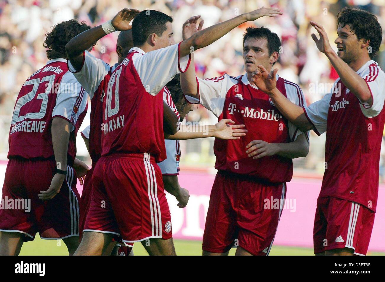 (dpa) - Bayern's players Michael Ballack (R) and Willy Sagnol (2nd from R) congratulate Dutch goalscorer Roy Makaay (2nd from L) during the Bundesliga game opposing FC Bayern Munich and Bayer 04 Leverkusen in Munich, 20 September 2003. The game ended in a 3-3 draw. Leverkusen currently ranks second, Stock Photo