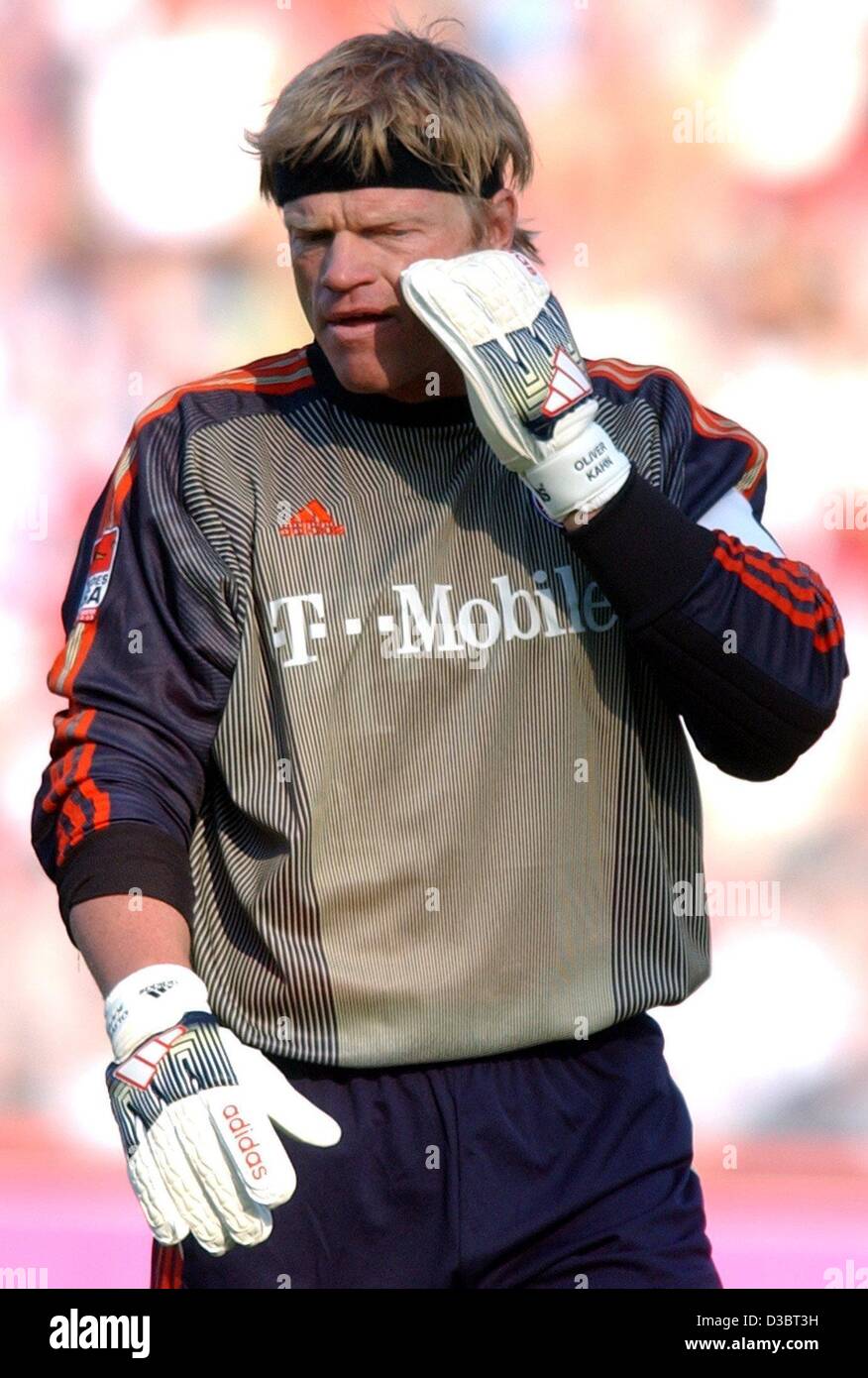 dpa) - Bayern's goalkeeper Oliver Kahn, who still suffers from eye  problems, gestures during the Bundesliga game opposing FC Bayern Munich and  Bayer 04 Leverkusen in Munich, 20 September 2003. The game