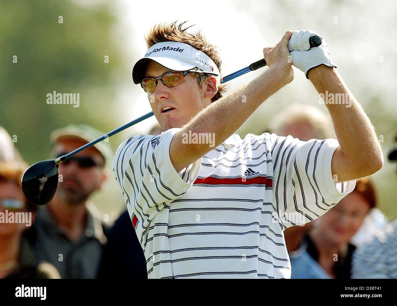 (dpa) - English golfer Ian Poulter watches his drive during the last round of the German Masters tournament in Pulheim near Cologne, Germany, 21 September 2003. Stock Photo