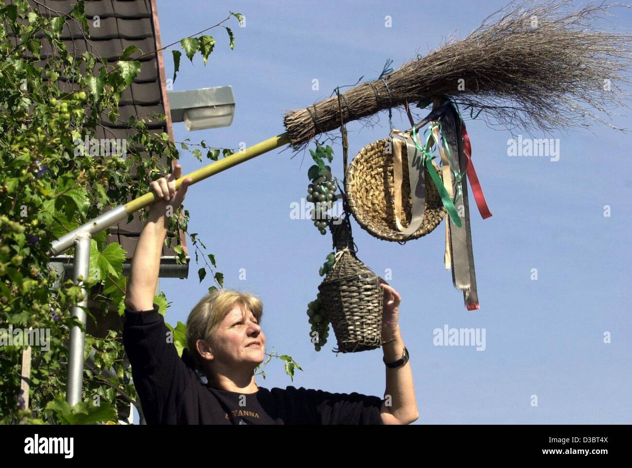 (dpa) Gertrud Schneider puts up a broomstick adorned with all sorts