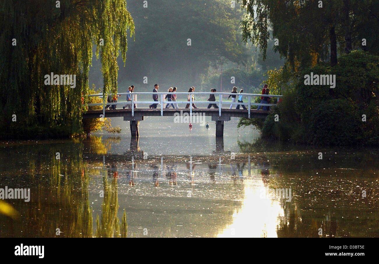 (dpa) - School kids walk across a bridge in the early morning in Uetersen, northern Germany, 19 September 2003. The mild and sunny autumn weather will also prevail in the coming days in northern Germany. Stock Photo