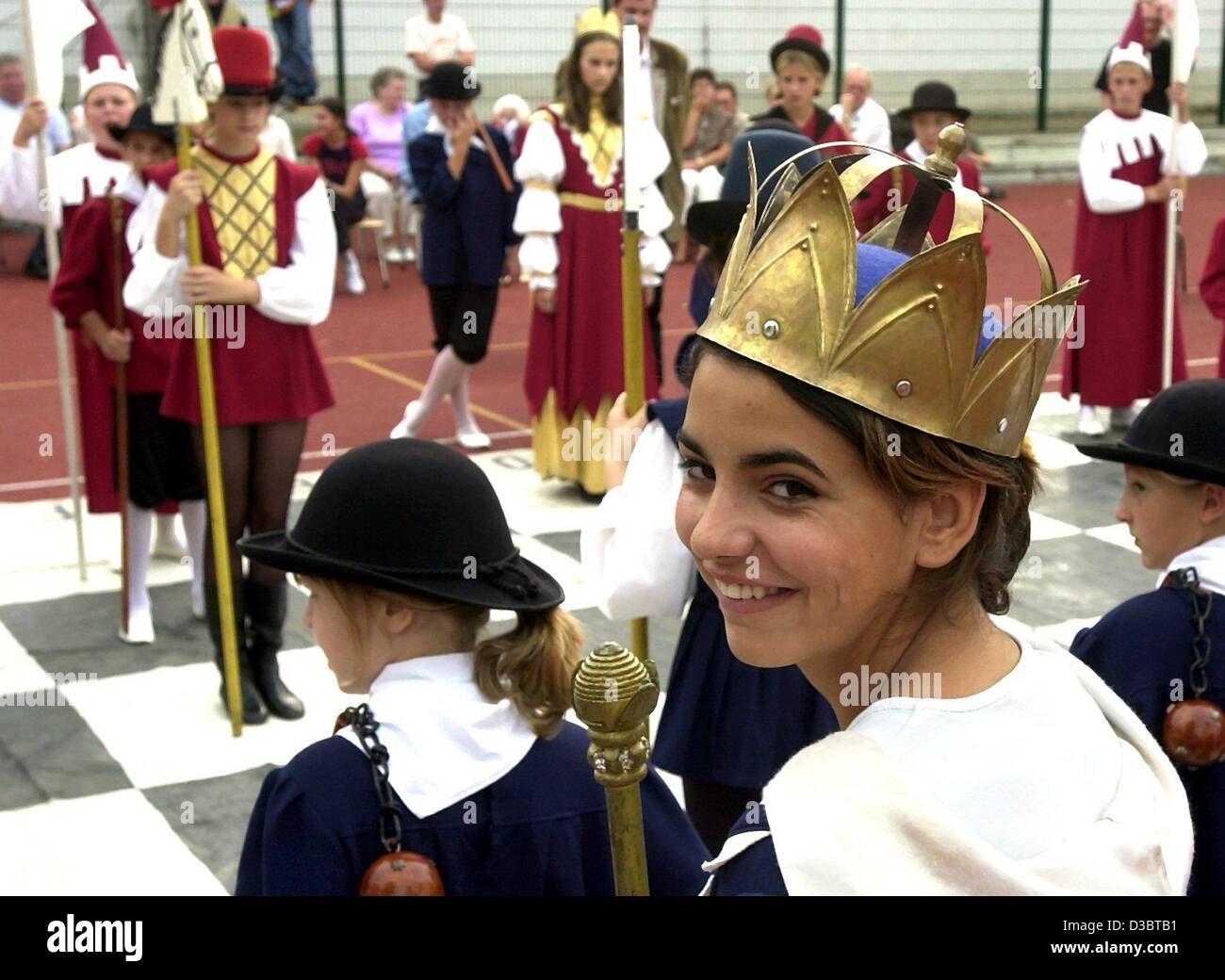 (dpa) Miriam Schellbach (front), who plays the King in a live chess