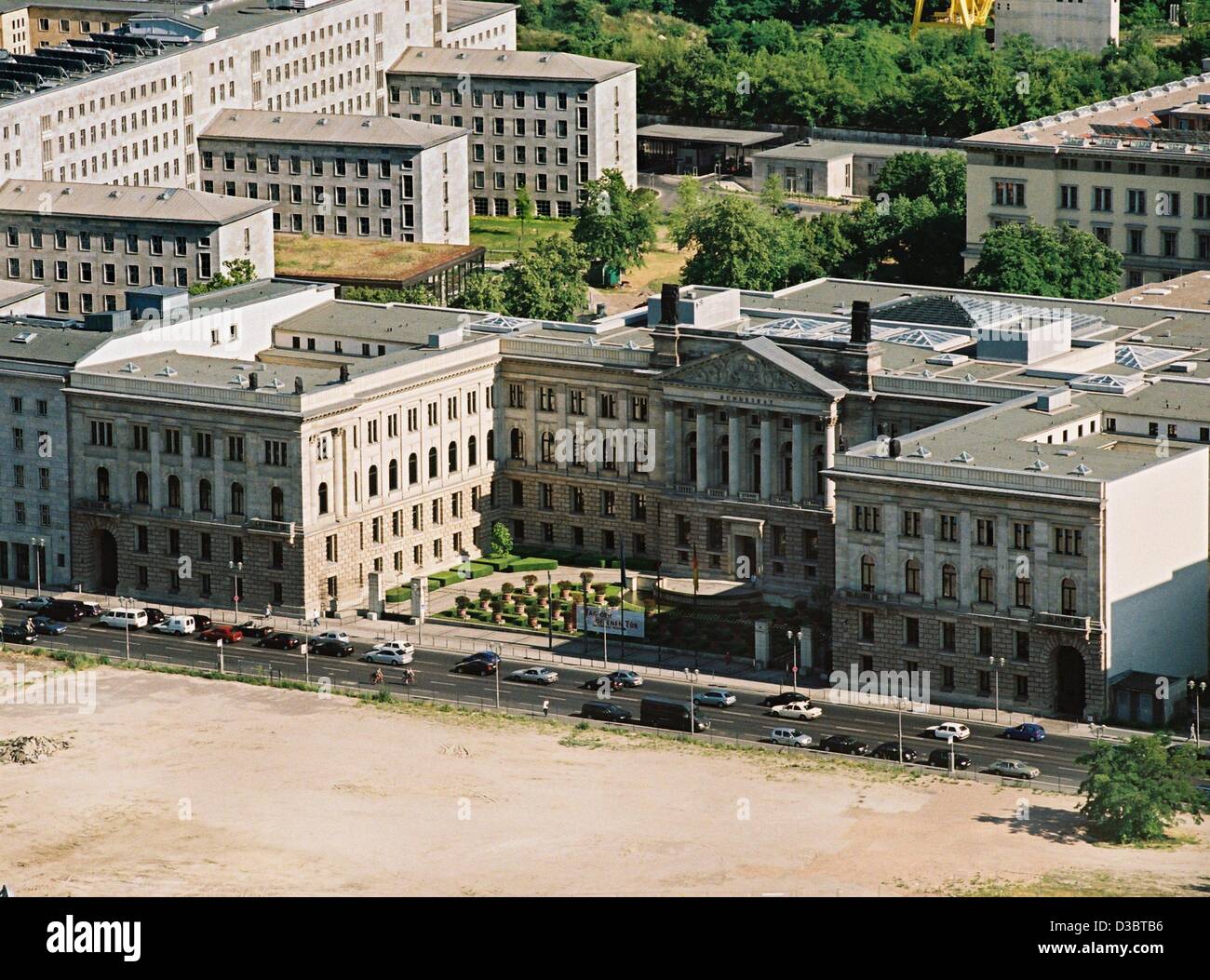 (dpa) - A view of the building of the Federal Council, the upper house of the German parliament, in Leipziger Strasse (Leipzig street) in Berlin, 17 June 2003. Stock Photo