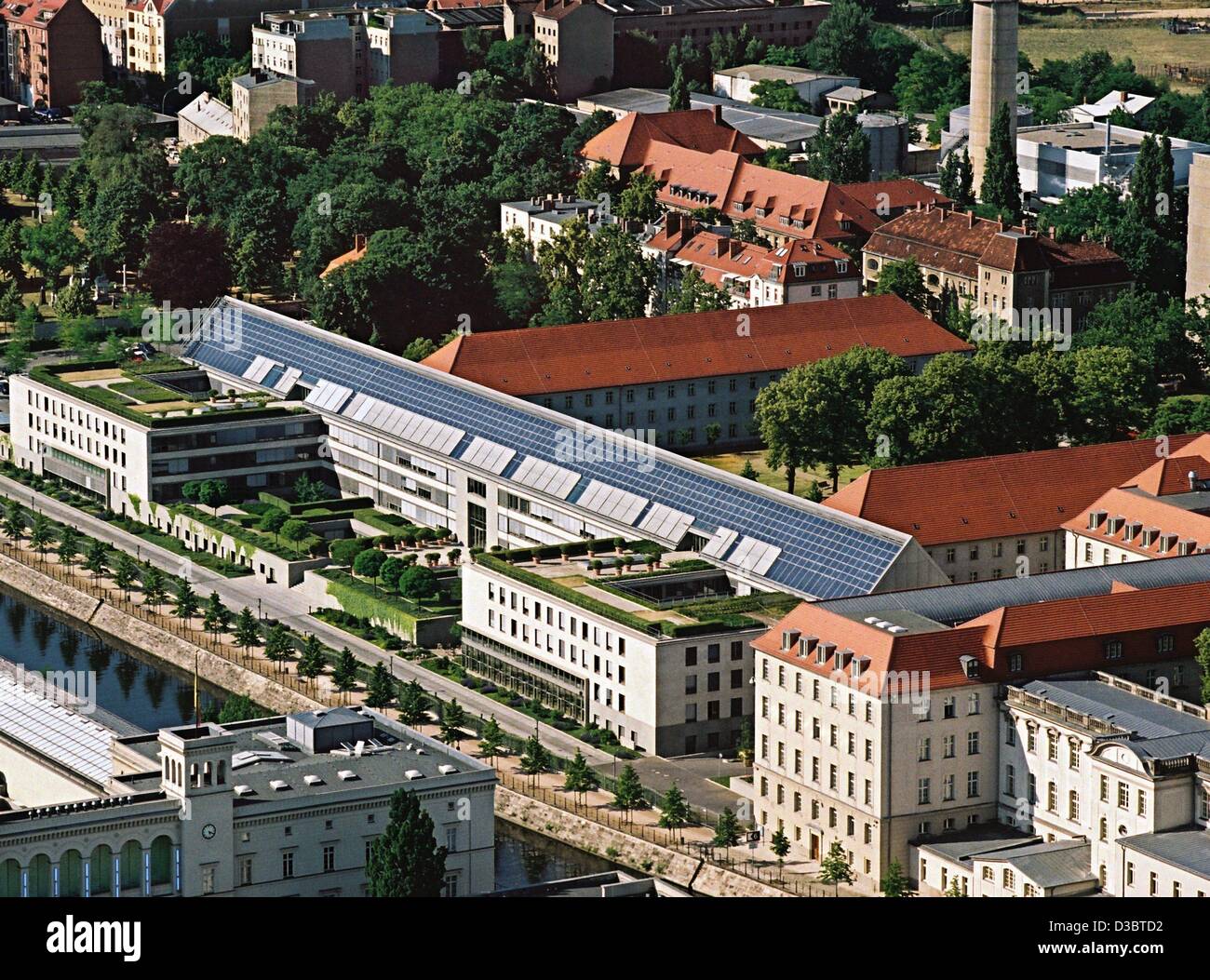 (dpa) - An aerial view shows the federal ministry for economy and labour, in Scharnhorststrasse (Scharnhorst street) in Berlin, 17 June 2003. A part of the roof is covered with solar panels. Stock Photo