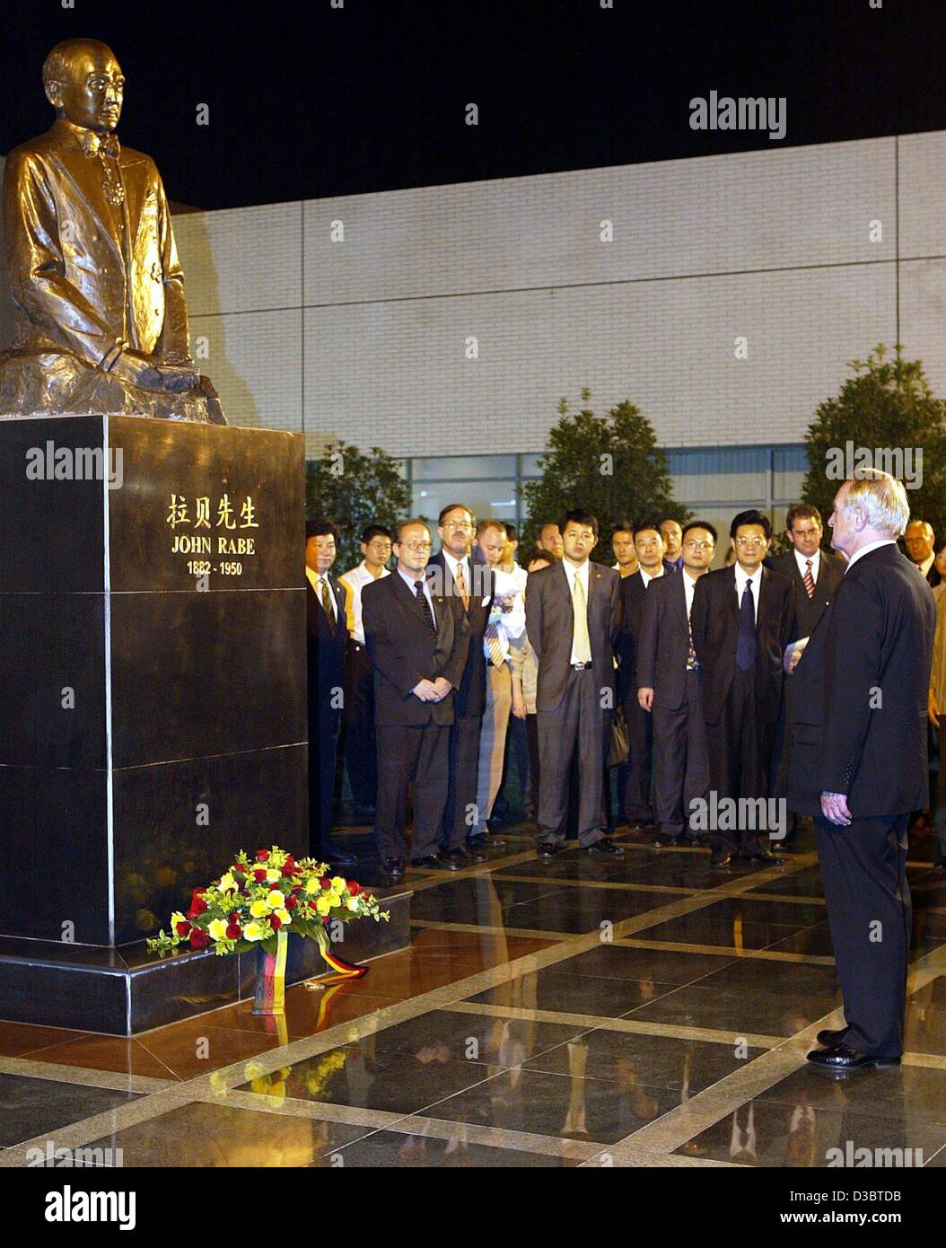 (dpa) - German President Johannes Rau lays down a wreath at the John Rabe Memorial in Nanjing, China, 13 September 2003. During World War II the German John Rabe, an employee of Siemens, helped to save many Chinese from a massacre by the Japanese army. The German President, being on a seven day stat Stock Photo