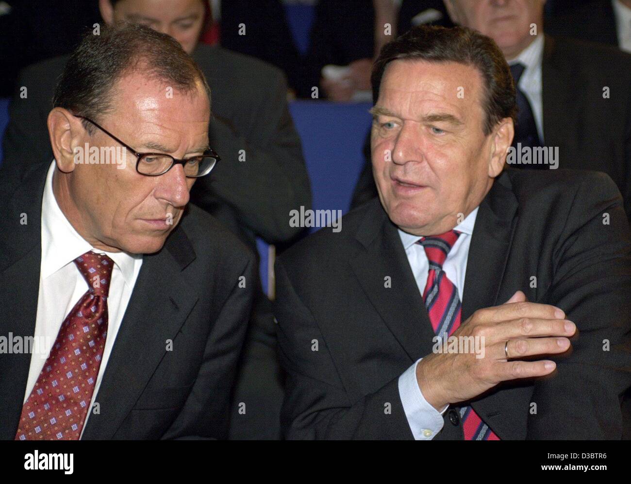 (dpa) - German Chancellor Gerhard Schroeder (R) chats with Juergen Schrempp, CEO of DaimlerChrysler, ahead of the official opening of the International Auto Show (IAA) in Frankfurt, 11 September 2003. Schroeder officially opened the fair with around 1,000 exhibitioners from 42 countries. From 12 Sep Stock Photo