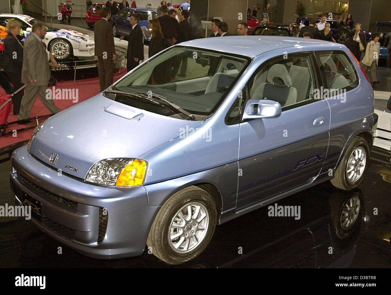 (dpa) Japanese car maker Honda presents the fuel cell car FCX during the International Auto