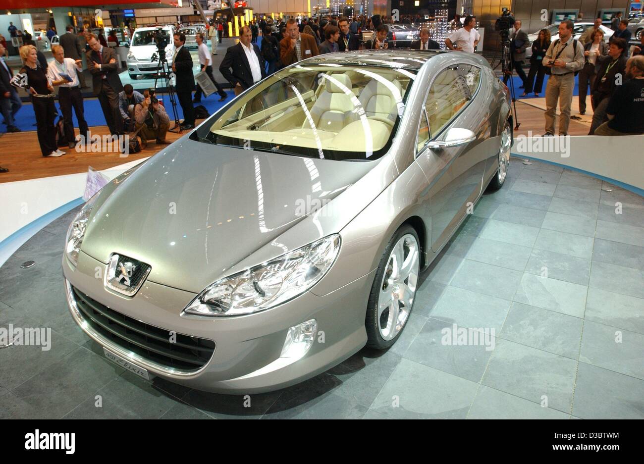 Car, Peugeot 407 2.0 HDI, Limousine, medium class, model year 2004-,  anthracite, standing, upholding, diagonal from the back, re Stock Photo -  Alamy