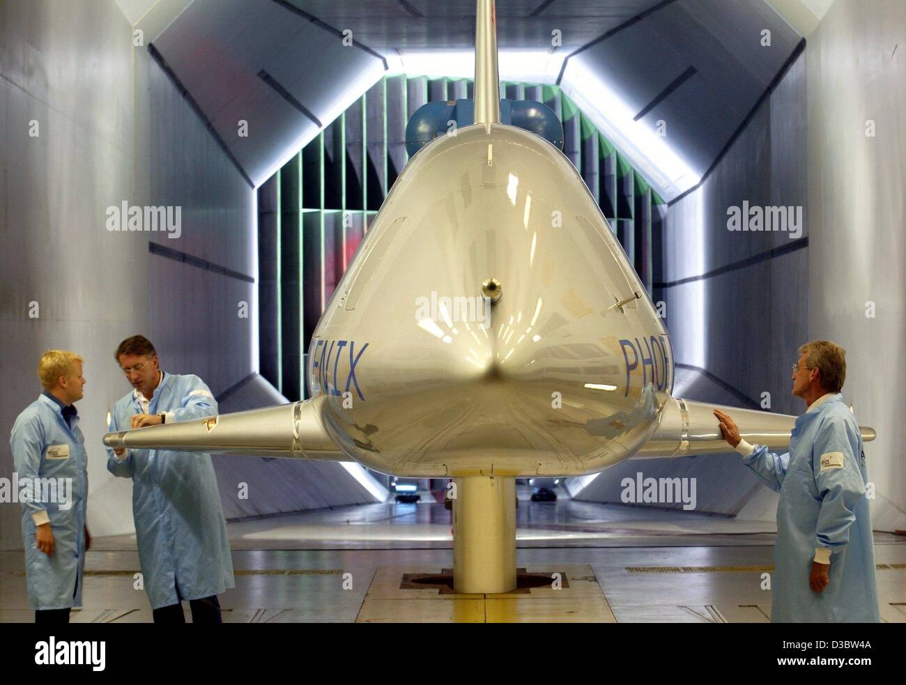(dpa) - EADS technicians prepare the orbital glider Phoenix for an aerodynamic test in the Dutch-German wind tunnel in Marknesse, Netherlands, 20 August 2003. The Phoenix is a 1:7 model of a possible future orbital glider system 'Hopper'. Phoenix is used to collect data about the landing and flying  Stock Photo