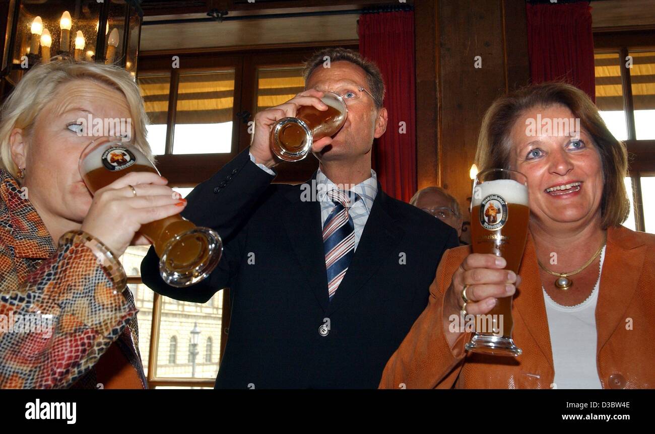 (dpa) - Politicians of the liberal party FDP, General Secretary Cornelia Pieper (L), Party Chairman Guido Westerwelle (C) and top candidate for the Bavarian regional parliamentary elections Sabine Leutheuser-Schnarrenberger (R) have a beer ahead of a party meeting in Munich, 1 September 2003. Electi Stock Photo