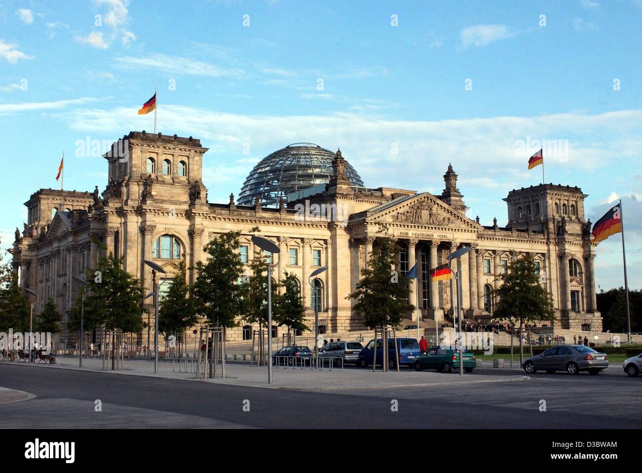 (dpa) - A view of the Reichstag building on a sunny day, in Berlin, 30 August 2003. Built in 1894 by Paul Wallot, it has been accommodating the Bundestag (Lower House of the German Parliament) since 19 April 1999. The Italian High Renaissance style building has a changeful history. On 9 November 191 Stock Photo