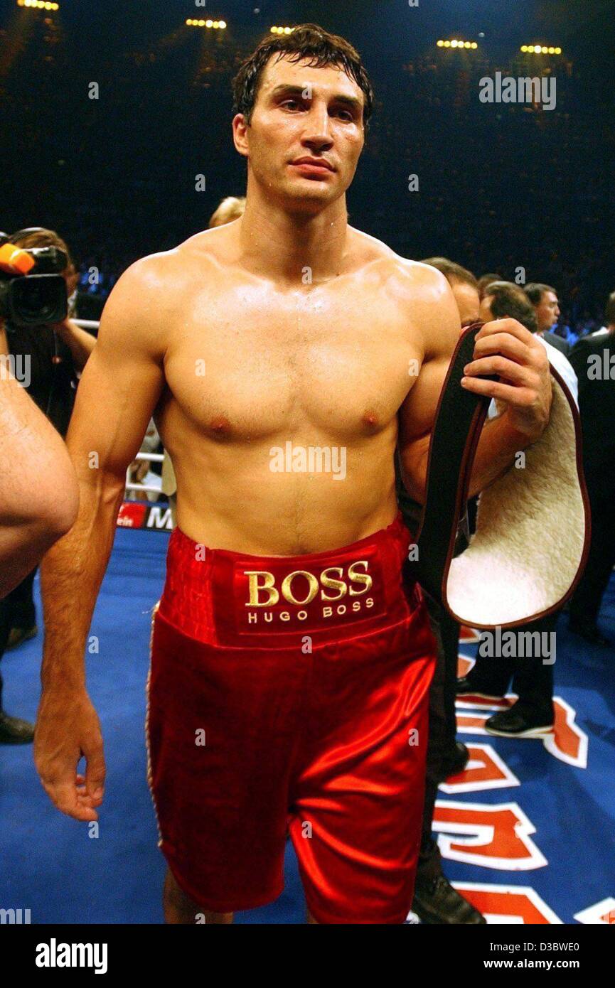 dpa) - Ukrainian Wladimir Klitschko calmly leaves the ring after beating  Argentinean boxer Fabio Moli in the WBO heavyweight championship fight in  Munich, 30 August 2003. Klitschko needed just 109 seconds to