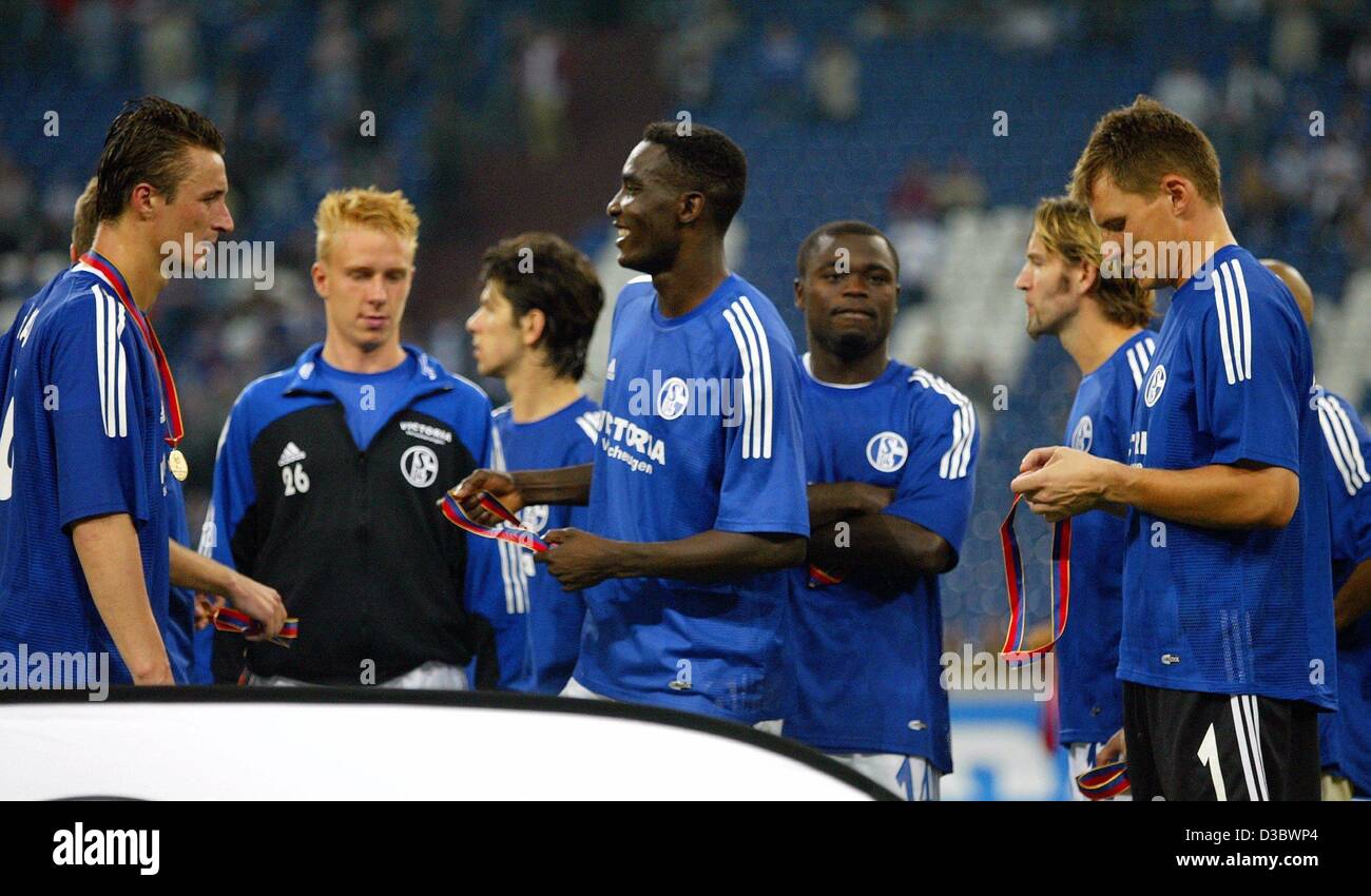 (dpa) - The players of the German soccer club Schalke 04, (from L:) Tomasz Hajito, Mike Hanke, Levan Kobiaschwilli, Victor Agali, Gerald Asamoah, Sven Vermant and Frank Rost, celebrate after the UI Cup second leg game against Austrian club SV Pasching in Gelsenkirchen, Germany, 26 August 2003. The g Stock Photo