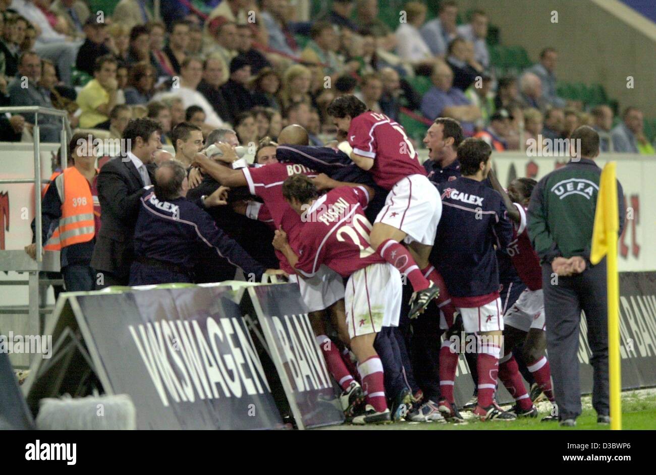(dpa) - The players and coaches of the Italian first division soccer club AC Perugia celebrate after scoring the 1-0 lead during the UI soccer cup final AC Perugia against VfL Wolfsburg in Wolfsburg, northern Germany, 26 August 2003. Perugia wins 2-0 and qualifies for the UEFA Cup. Stock Photo