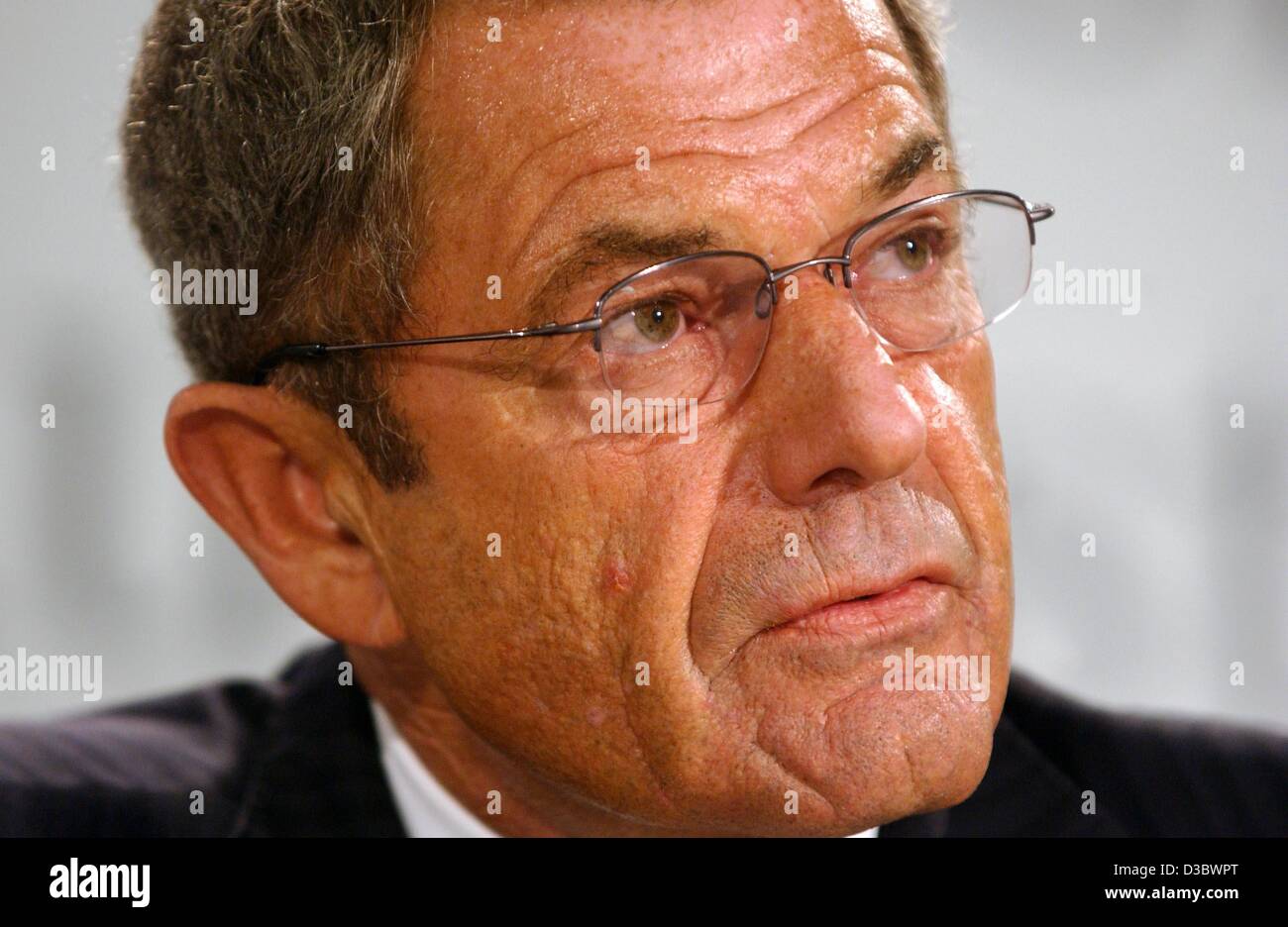(dpa) - Josef Brauner, CEO of the telephone network provider T-Com, a subsidiary of the German Telekom, pictured during a press conference at the Internationale Funkausstellung (international radio exhibition) in Berlin, 27 August 2003. The writing reads 'einfach magisch' (simply magical). T-Com has Stock Photo