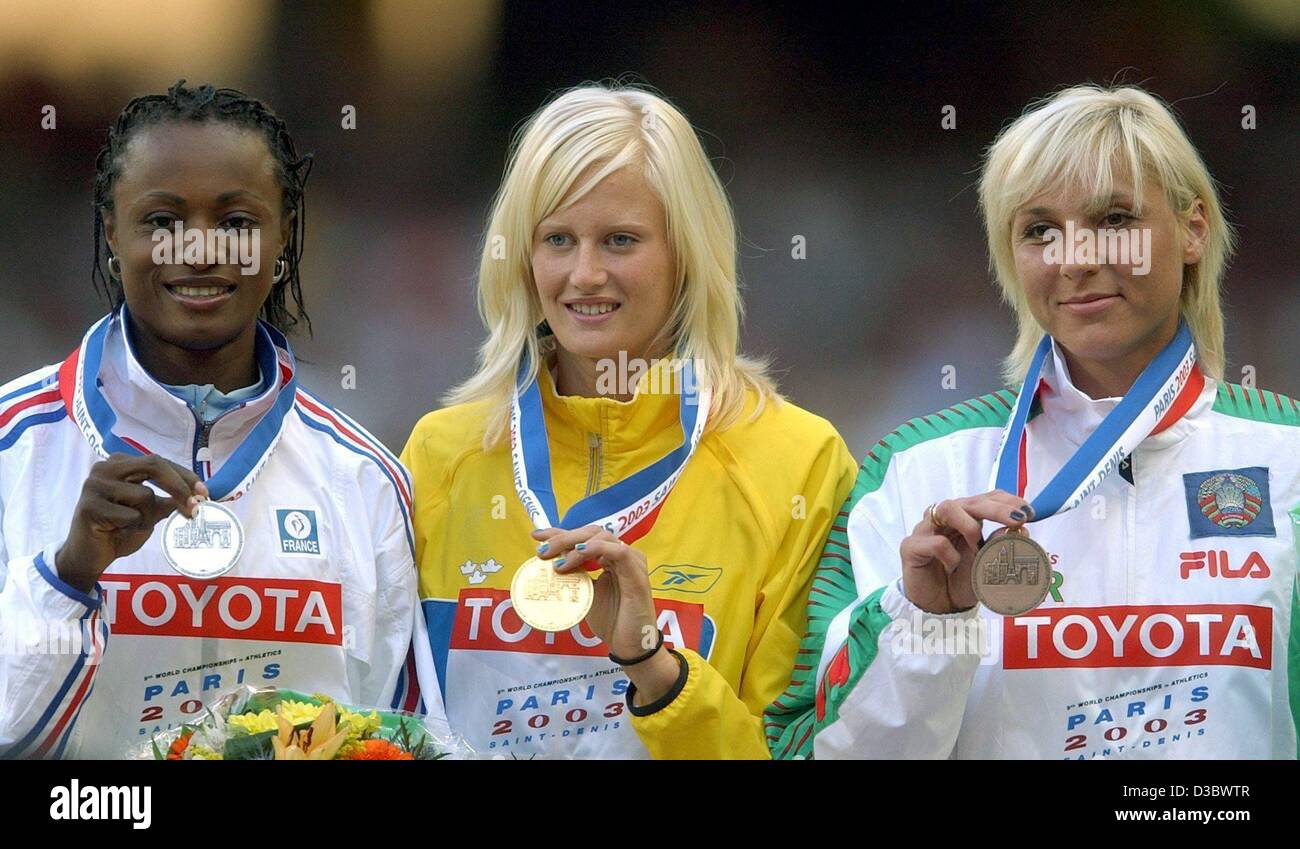 (dpa) - New World Champion Sweden's Carolina Klueft is flanked on the podium by second placed French Eunice Barber (L) and third Natalya Sazanovich (R) of Belarus during the podium ceremony at the 9th IAAF Athlectic World Championships at the Stade de France in Paris, 25 August 2003. Klueft won firs Stock Photo