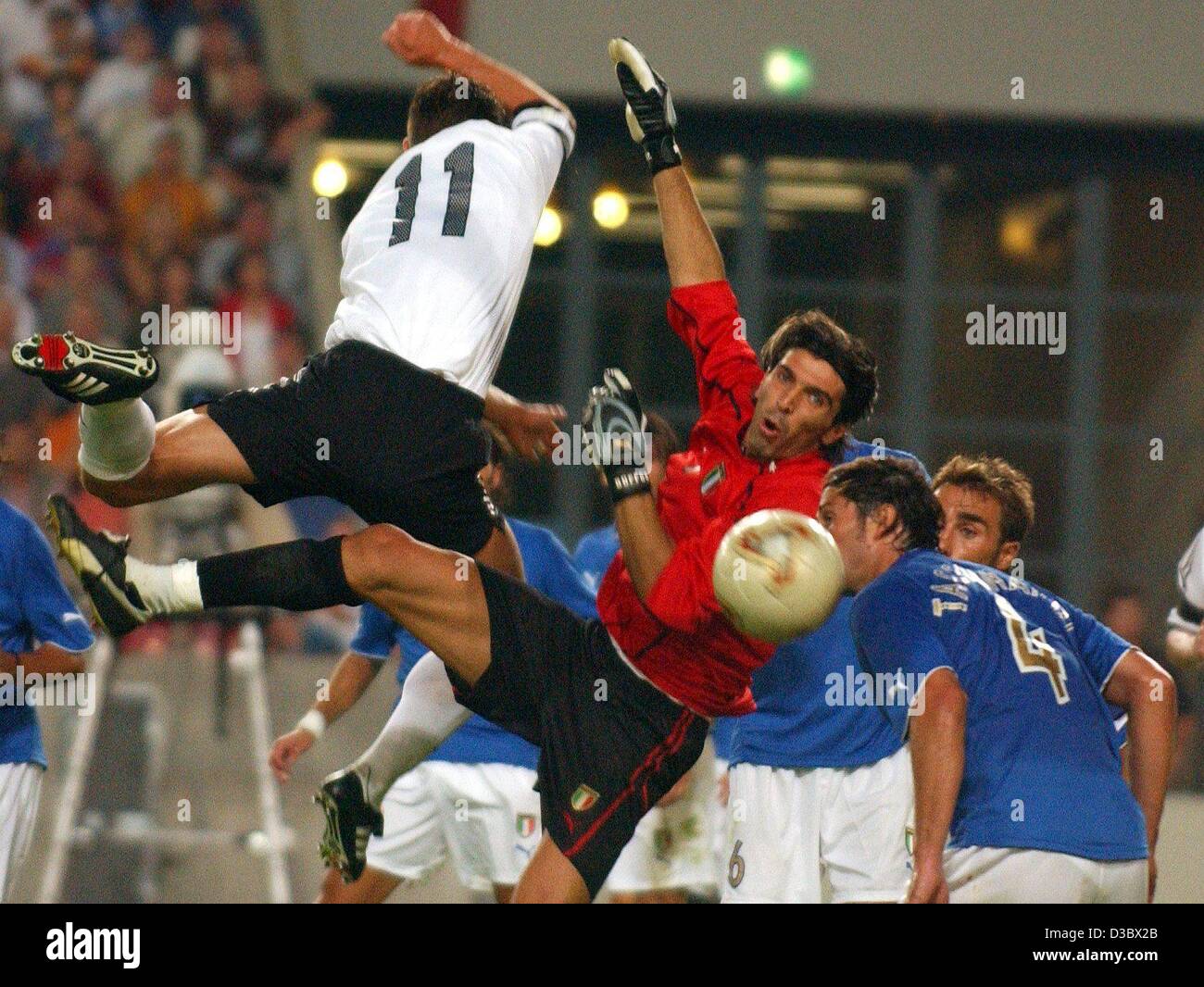(dpa) - Italian goalkeeper Gianluigi Buffon (C) and his defenders can fend off the danger from Germany's Miroslav Klose (L) in front of Italy's goal during the soccer friendly between Germany and Italy in Stuttgart, Germany, 20 August 2003. Italy wins 1-0. Stock Photo