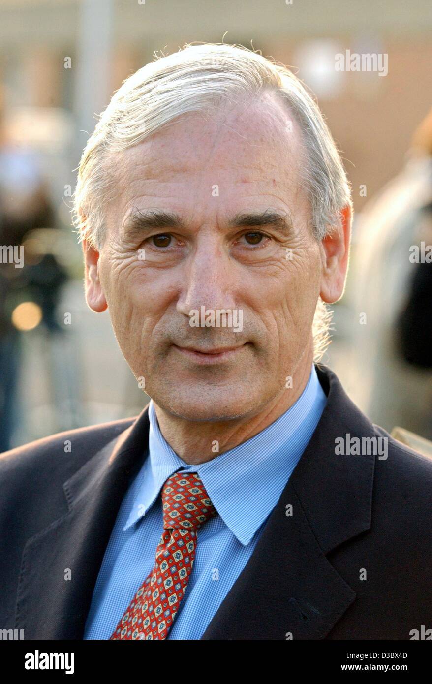 (dpa) - Germany's Foreign Affairs State Secretary Juergen Chrobog, who has headed negotiations for the release of the Sahara hostages, pictured at the Cologne airport, Germany, 20 August 2003. A German Air Force jet carrying 14 Europeans who spent nearly six months as hostages in the hands of Algeri Stock Photo