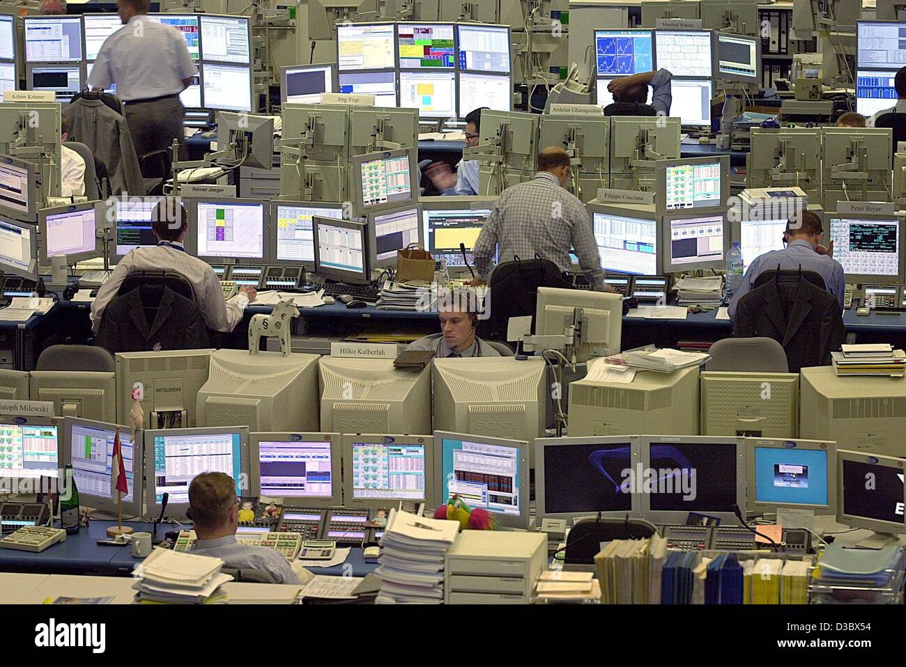 (dpa) - A view of the trading floor at the Deutsche Bank in Frankfurt, Germany, 20 August 2003. Stock Photo