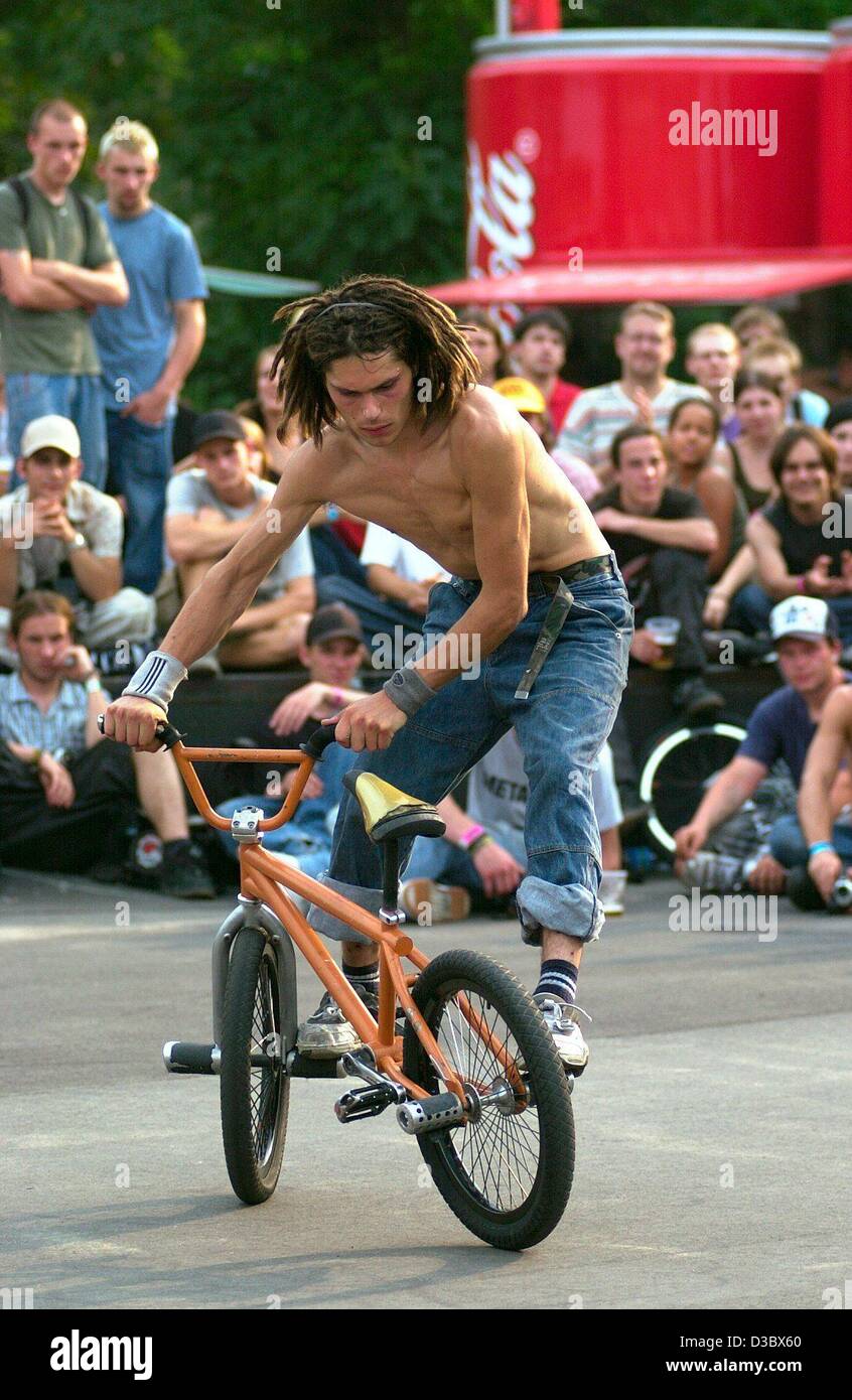 (dpa) - Wolfgang Sauter performs a stunt in the Flat event of the BMX German Open in the Mellowpark in Berlin, 2 August 2003. Stock Photo