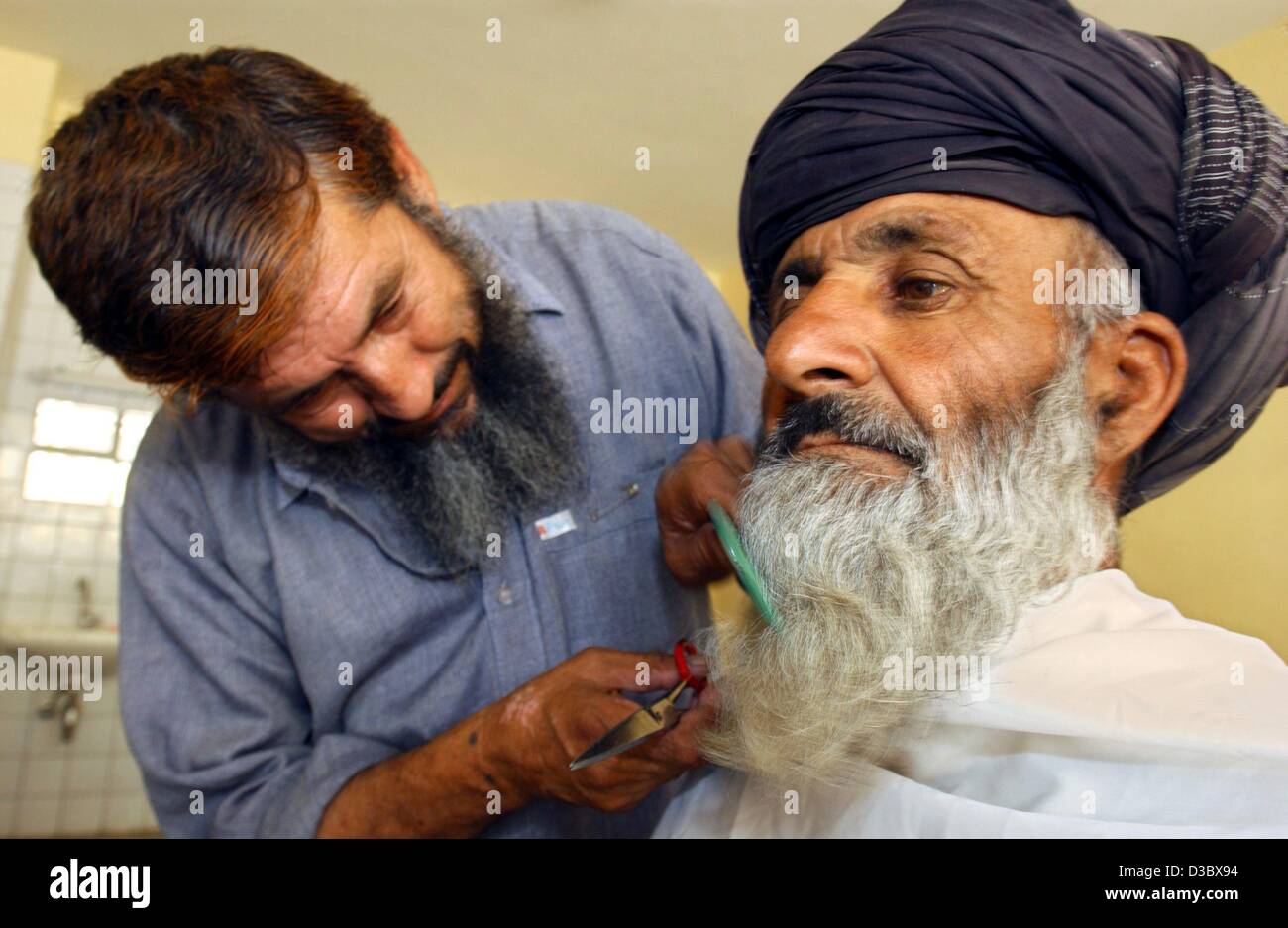 (dpa) - An Afghan man has his beard trimmed in a barber shop in Kabul, Afghanistan, 4 August 2003. Stock Photo