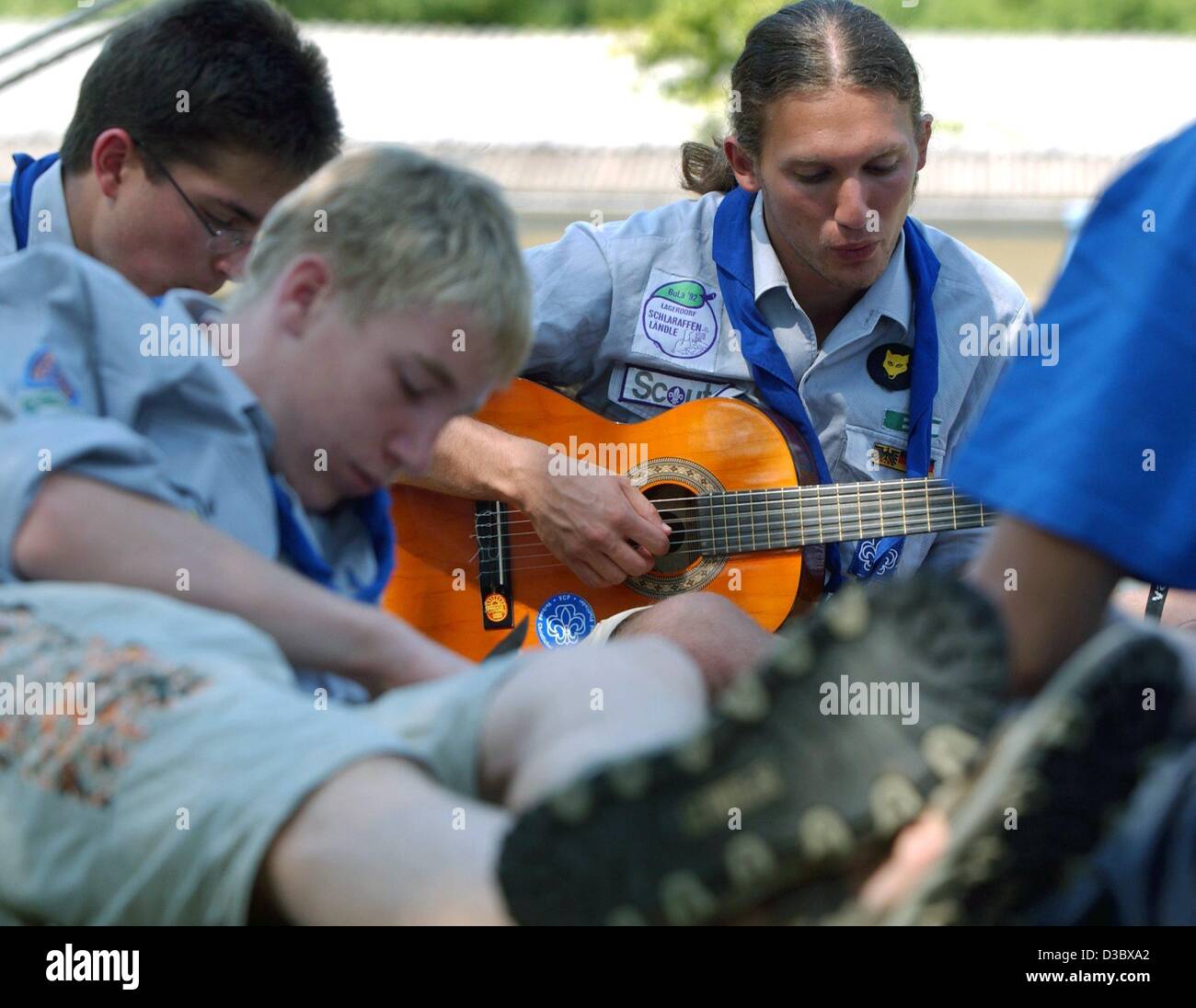 Lifestyle leisure lif people society singing playing instruments guitar