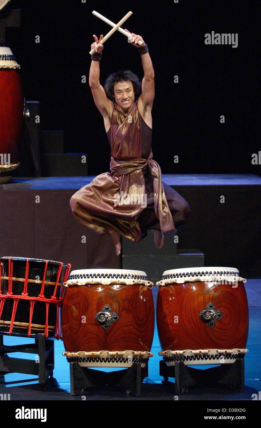 (dpa) - A drummer of the Japanese music group Yamato jumps up into the air during the premiere at the Philharmonie music hall in Cologne, Germany, 12 August 2003. The concert takes place in the context of the 16th summer festival in Cologne. Yamato will perform their show 'Tamashy - Voices of the He Stock Photo
