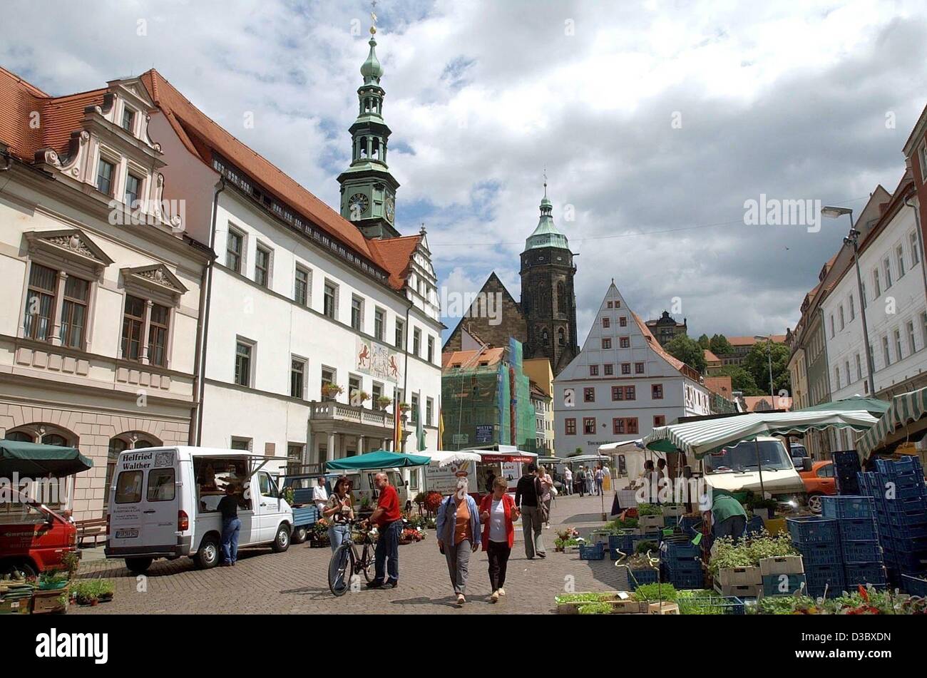 (dpa) - Visitors stroll through the weekly market which takes place in the shopping precinct in front of the town hall in Pirna, Germany, 2 July 2003. Stock Photo