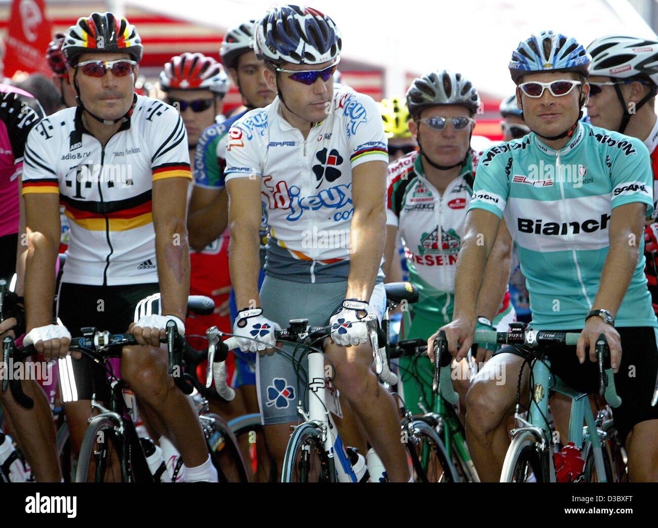 (dpa) - Cycling pros (from R) Jan Ullrich (Team Bianchi), australian cyclist Bradley McGee (fdjeux.com) and the current German champion Erik Zabel (Team Telekom) await the signal to start the 'Sparkassen-Giro' world cup cycling race in Bochum, Germany, 10 August 2003. The race covered a distance of  Stock Photo