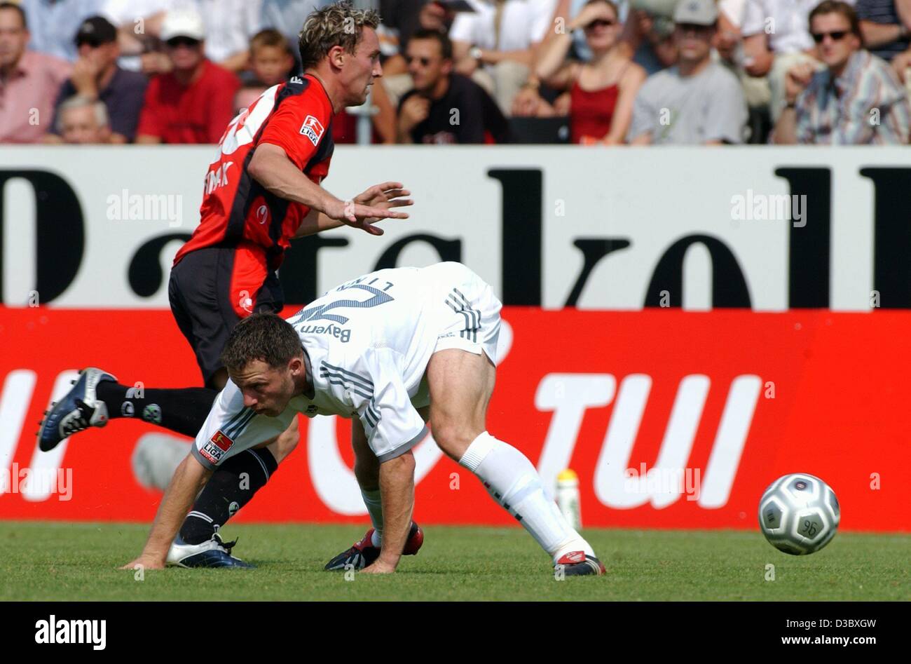 (dpa) - Bayern Munich's defender Thomas Linke (R) loses the ball to Czech midfielder Jan Simak during the Bundesliga soccer game Hannover 96 against FC Bayern Munich in Hanover, Germany 9 August 2003. The game ended in a 3-3 tie. It was the hottest day of the current Bundesliga season with temperatu Stock Photo