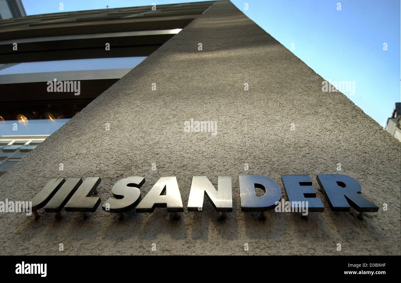 dpa) - A low angle view of the logo of the German fashion house JIL SANDER  at a branch in Hamburg, Germany, 8 August 2003. The company suffered a loss  of 14,3