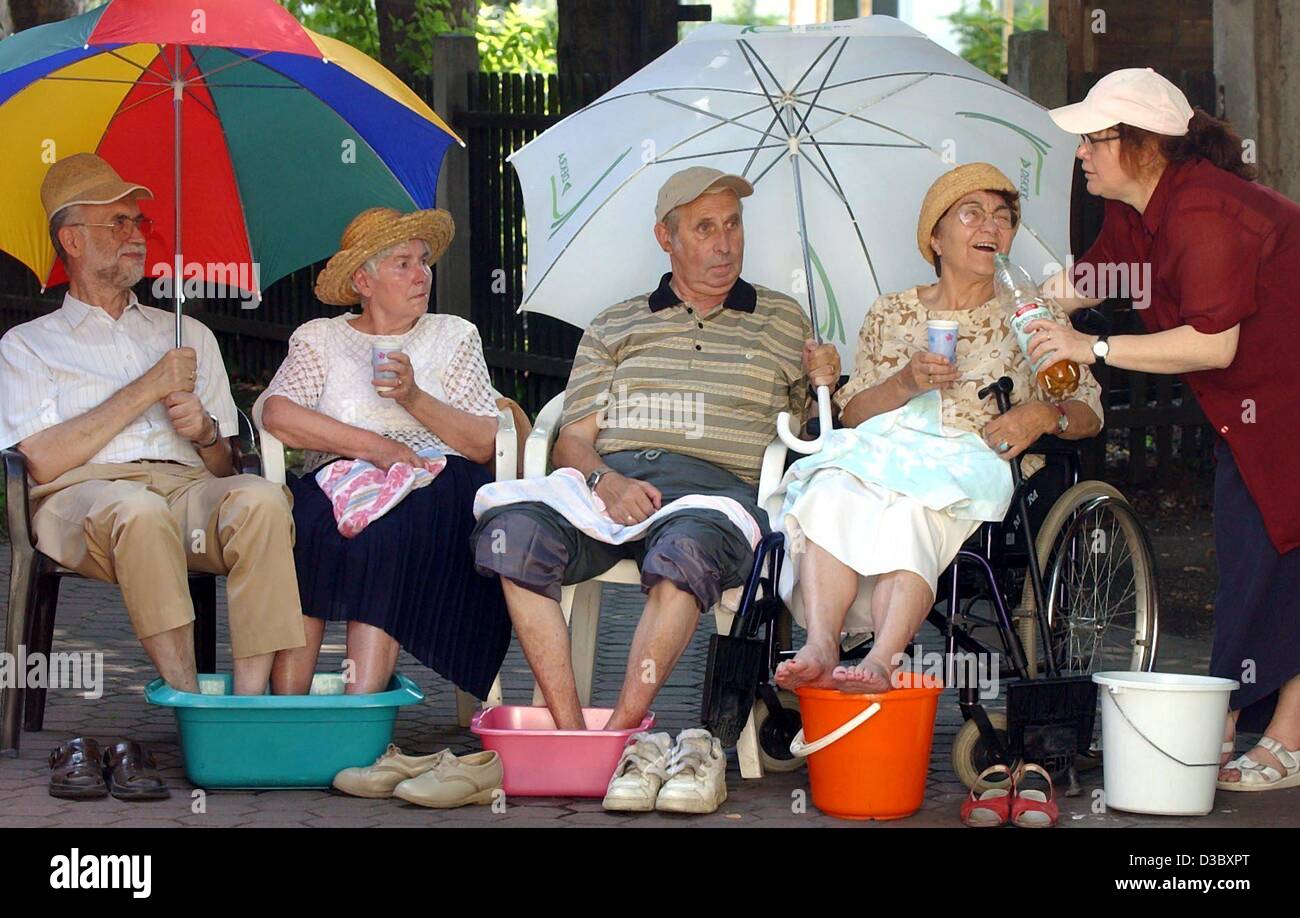 Внуки страдают. Пенсионеры в жару. Жара и пожилые люди. Пожилые в жару. Пожилые люди в жару.