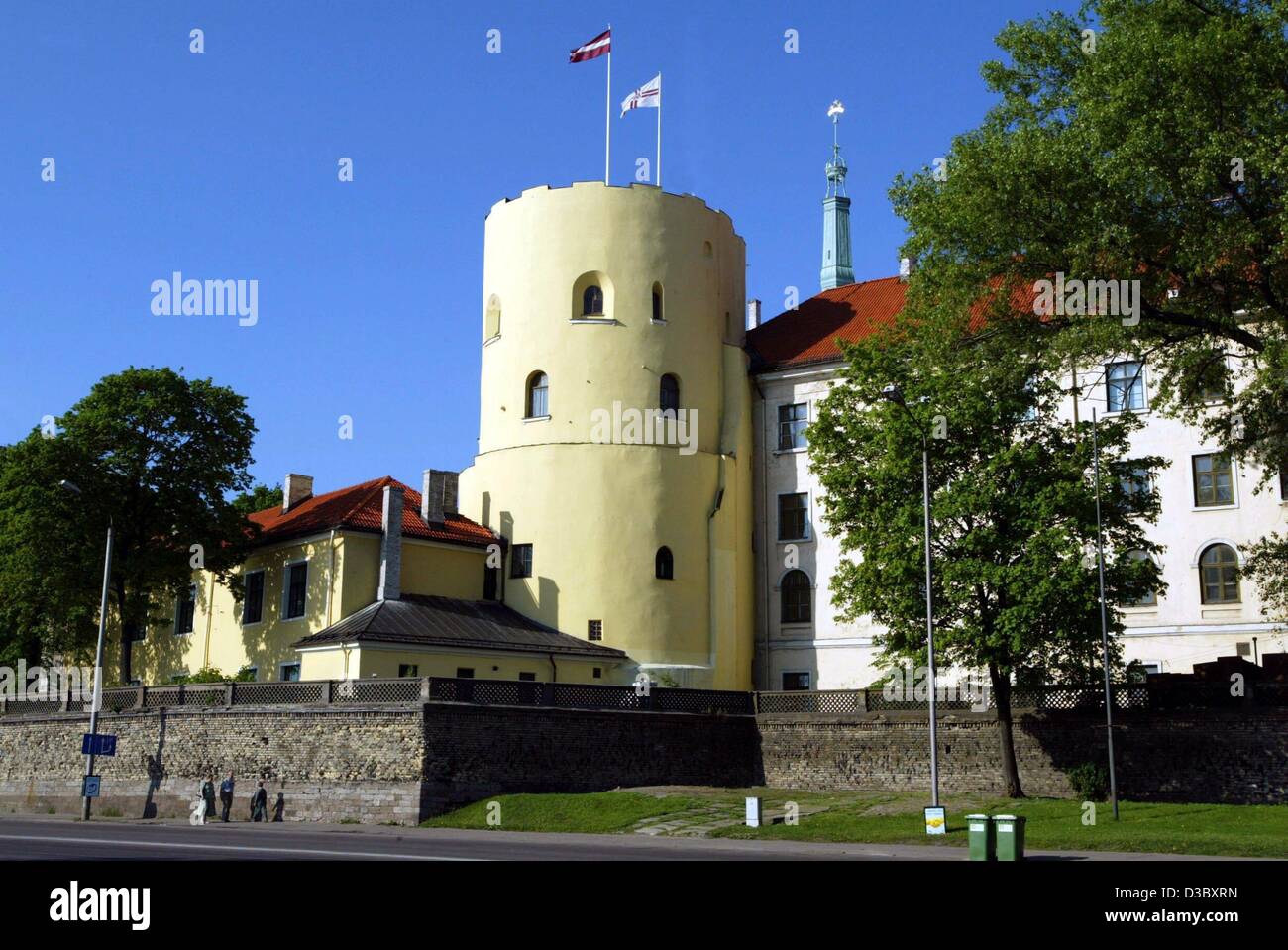 (dpa) - A view of Riga Castle, nowadays the Presidential Palace, in Riga, Latvia, 25 May 2003. Built for the Order in 1330, Riga Castle served as the seat of the secular power for a long time. The place on the banks of the Daugava was chosen for the purpose to oversee all the ships which came into t Stock Photo