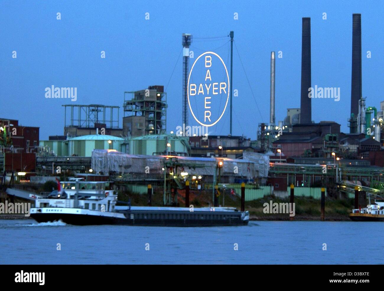 (dpa) - A freight ship passes the plant of the chemical and pharmaceutical group Bayer AG on the River Rhine in Leverkusen, Germany, 5 August 2003. Bayer on 6 August 2003 announced that it increased its results in the second quarter although it narrowly failed to meet expectations of analysts. In co Stock Photo