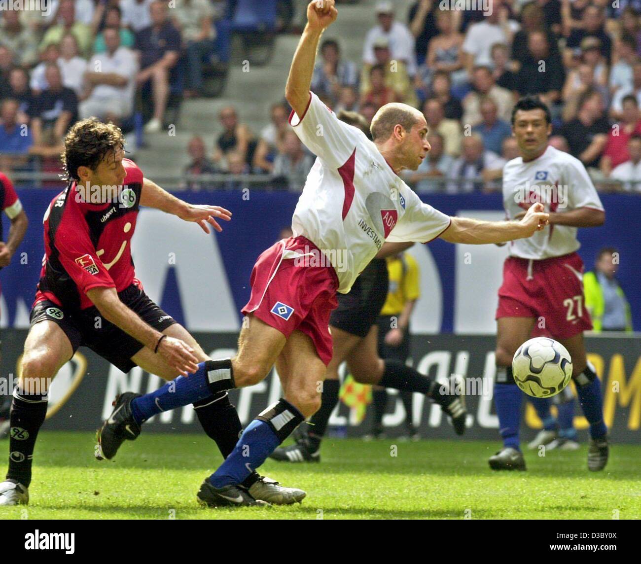 (dpa) - Hamburg's midfielder Stefan Beinlich (C) fights for the ball with Hanover's midfielder Nebojsa Krupnikovic (L) while Hamburg's Argentinian player Rodolfo Cardoso looks on in the background, during the first round Bundesliga game opposing Hannover 96 and Hamburger SV in the AOL arena in Hambu Stock Photo