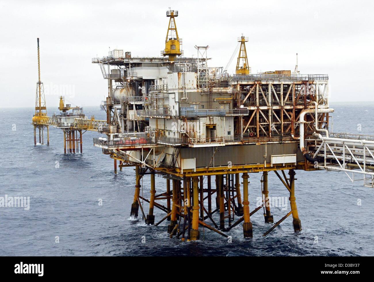 (dpa) - A view of a gas and oil rig in the North Sea, about 250 km offshore of Stavanger, Norway, 5 July 2003. The platform belongs to the Ekofisk field complex, which comprises the oil and gas rigs Ekofisk, Eldfisk, Embla and Tor. The workers stay two weeks on the rig working 12 hour shifts, and th Stock Photo