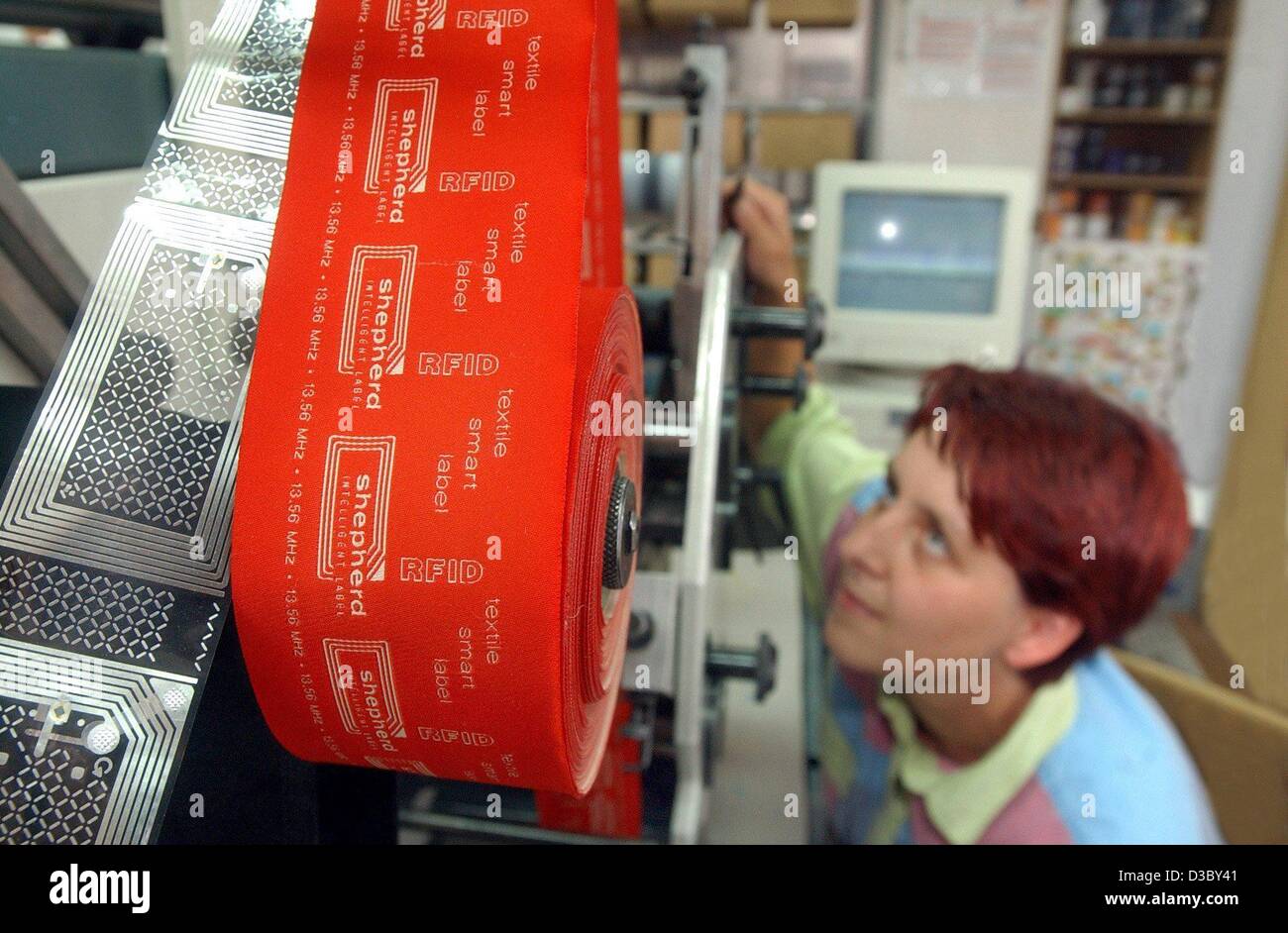 (dpa) - Worker Viola Goetz produces a series of so-called Smart Labels at the tag manufacturer Franz Schaefer Etiketten in Bretnig-Hauswalde, Germany, 2 June 2003. Under the brand name Shepherd Intelligent Label the company researches in the field of so-called Smart Labels, transponder labels which  Stock Photo