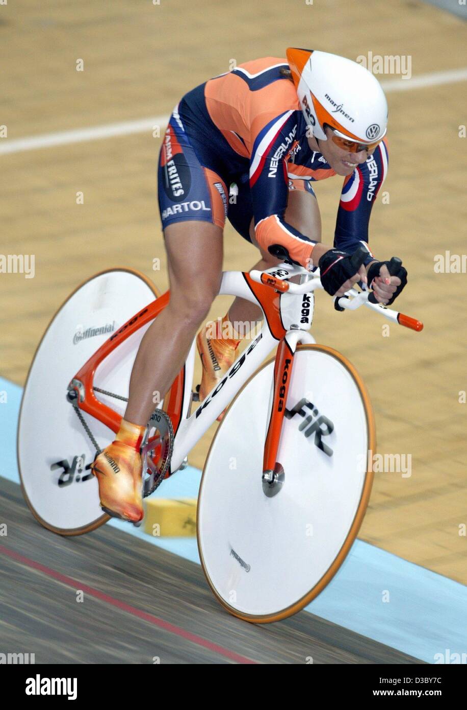 (dpa) - Dutch cyclist Leontien Zijlaard-van Moorsel races during the qualifying for the 3000m single pursuit event at the Women's Track Cycling World Championships at the Schleyer Hall in Stuttgart, Germany, 31 July 2003. She clocks best time with 3:32.022 minutes. Stock Photo