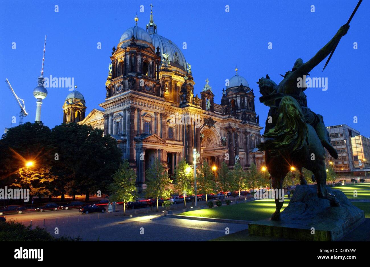 (dpa) - A view of the illuminated Cathedral in Berlin, Germany, 30 June 2003.  It is the former court cathedral of Prussia's royal Hohenzollern family, who ruled the region of the Kurmark Brandenburg from 1412 to 1918 and who reigned from 1871 as German emperors.  Architect Julius Carl Raschdorff bu Stock Photo