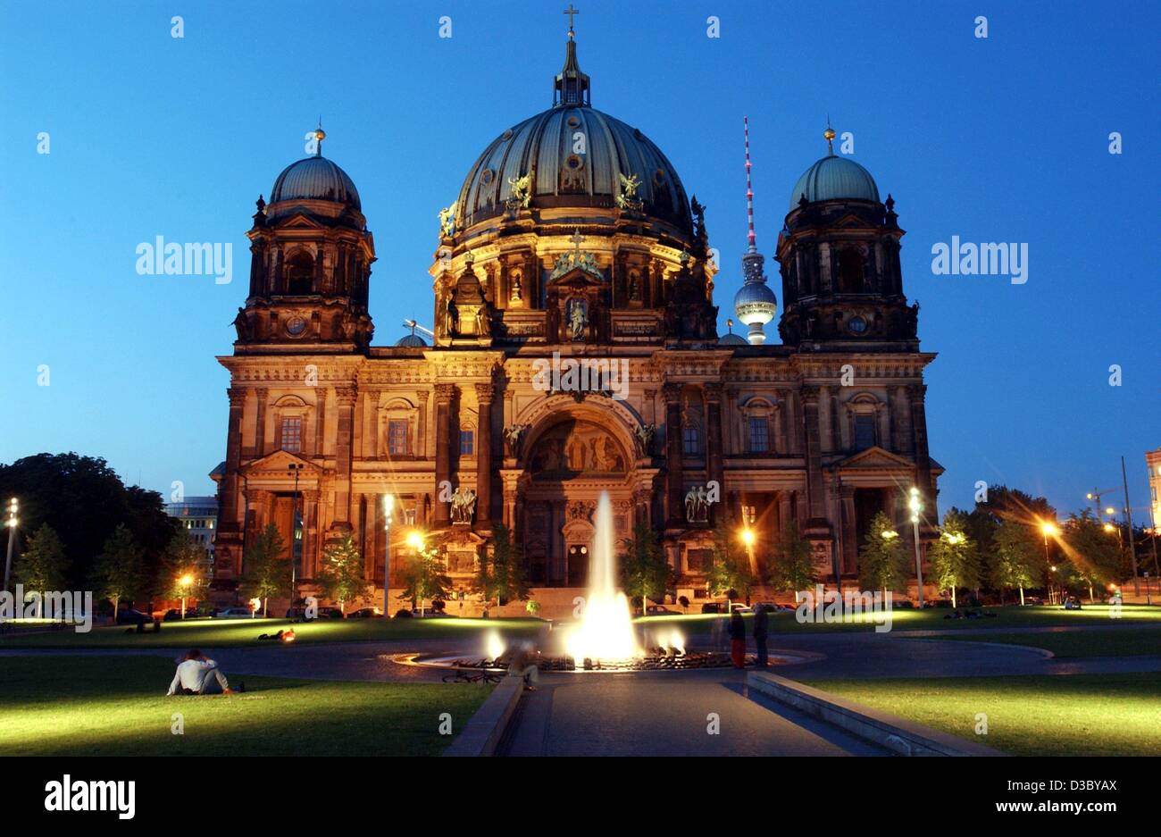 (dpa) - A view of the illuminated Cathedral in Berlin, Germany, 30 June 2003.  It is the former court cathedral of Prussia's royal Hohenzollern family, who ruled the region of the Kurmark Brandenburg from 1412 to 1918 and who reigned from 1871 as German emperors.  Architect Julius Carl Raschdorff bu Stock Photo