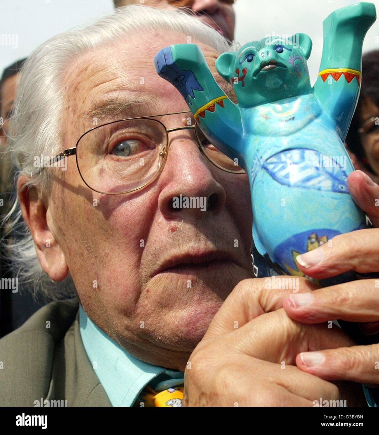 (dpa) - British actor Sir Peter Ustinov holds up a small buddy bear as he opens the second open air exhibition 'United Buddy Bears 2003' in Berlin, 29 July 2003. Approximately 125 buddy bears will be shown on the compound of the US embassy in Berlin and then go on tour. The individual bear sculpture Stock Photo