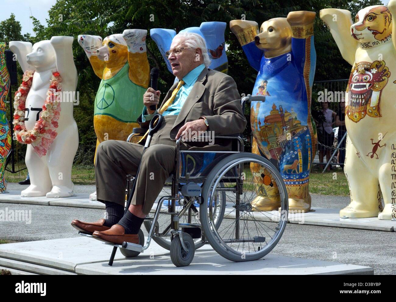 (dpa) - British actor Sir Peter Ustinov in front of a row of buddy bear as he opens the second open air exhibition 'United Buddy Bears 2003' in Berlin, 29 July 2003. Approximately 125 buddy bears will be shown on the compound of the US embassy in Berlin and then go on tour. The individual bear sculp Stock Photo