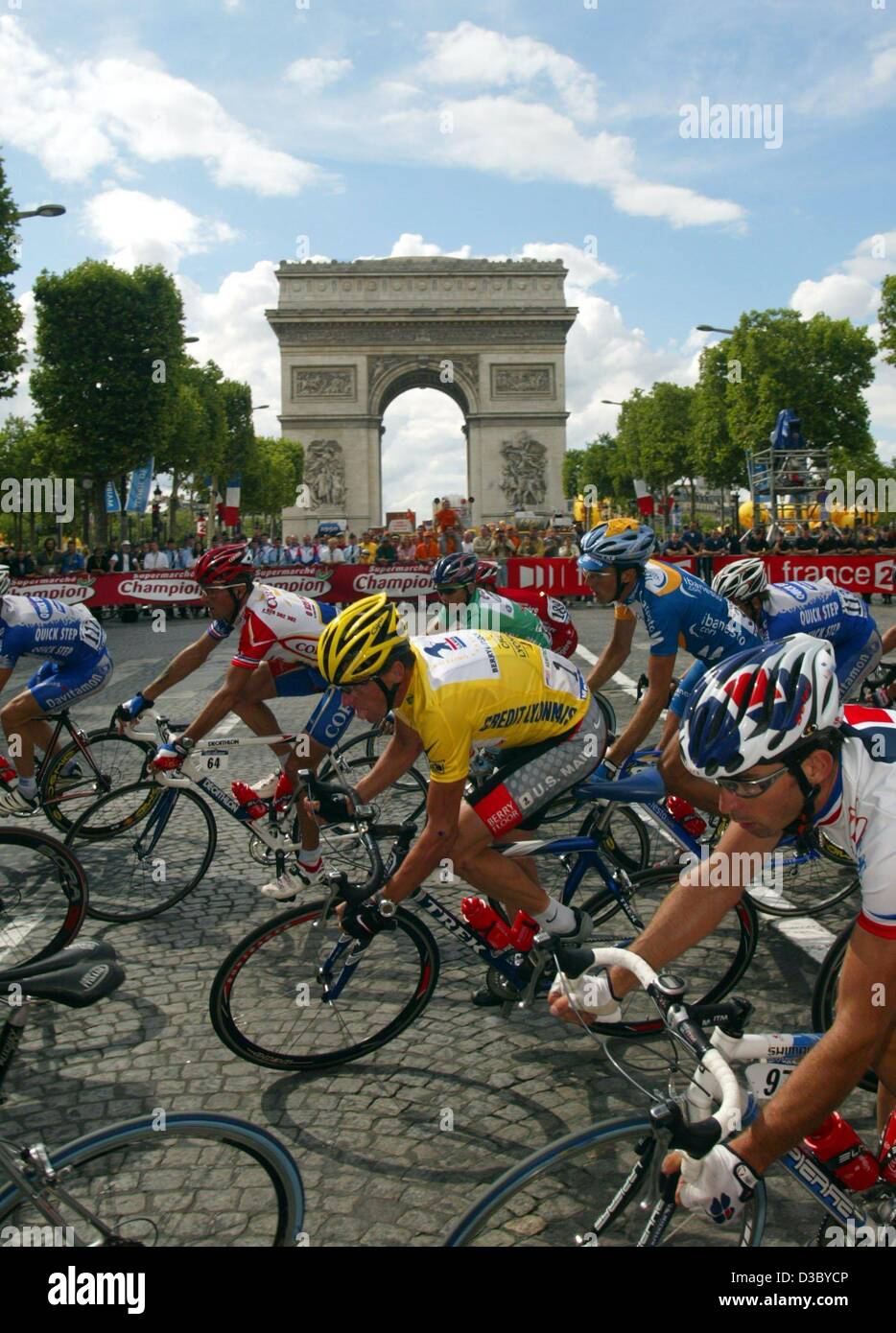 (dpa) - US Postal-Berry Floor's Lance Armstrong (C) from the US, wears the overall leader's yellow jersey and rides on his bicycle with other cyclists past the Arc de Triumph along the Champs-Elysees towards the finishing line during the final stage of the Tour de France cycling race in Paris, Franc Stock Photo