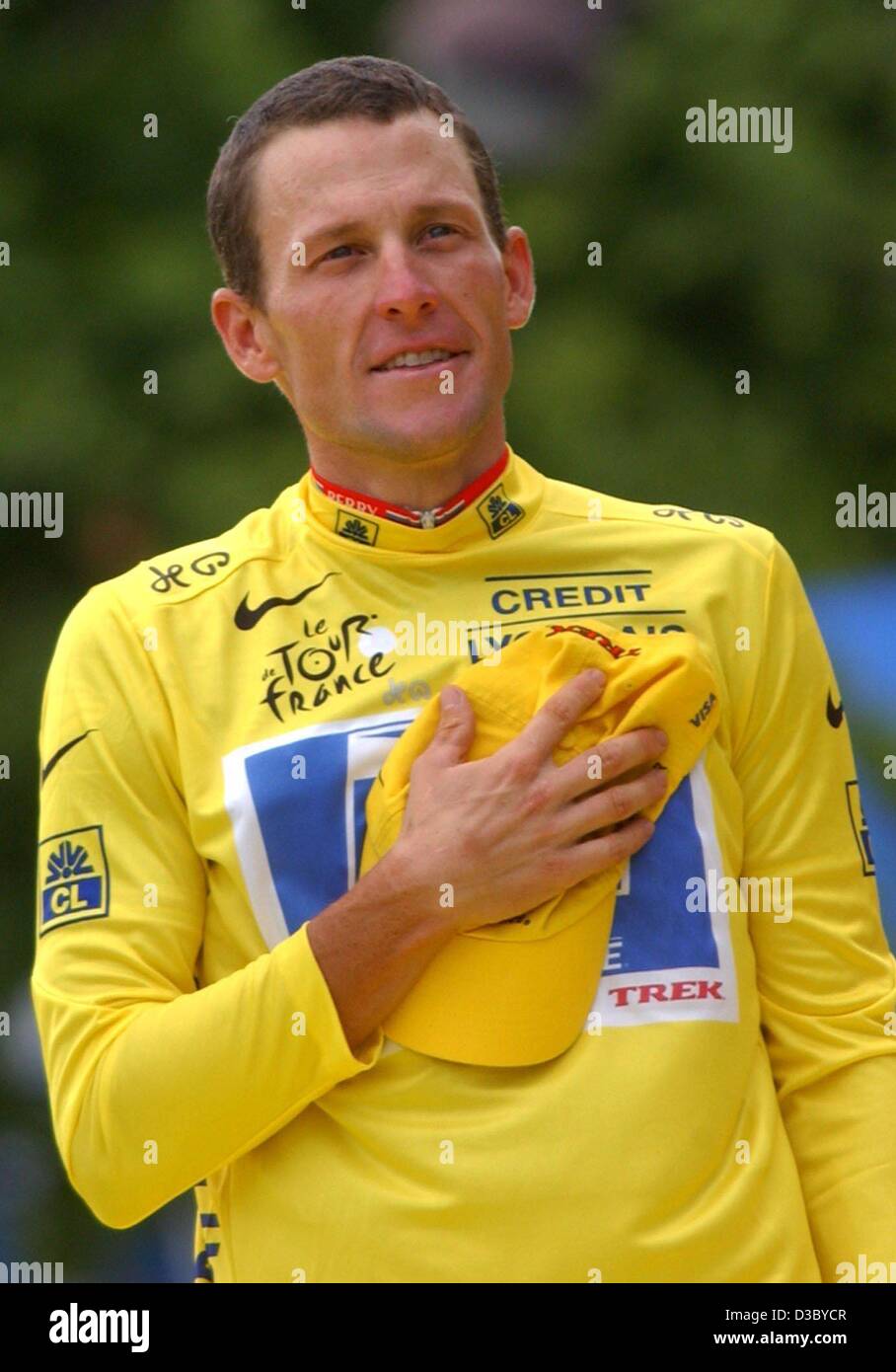 (dpa) -   US Postal-Berry Floor's Lance Armstrong from the US, wearing the overall leader's yellow jersey, holds his hand to his heart as he poses on the podium after the 20th stage of the 2003 Tour de France cycling race, in Paris, 27 July 2003. Armstrong became the second rider in history to win t Stock Photo