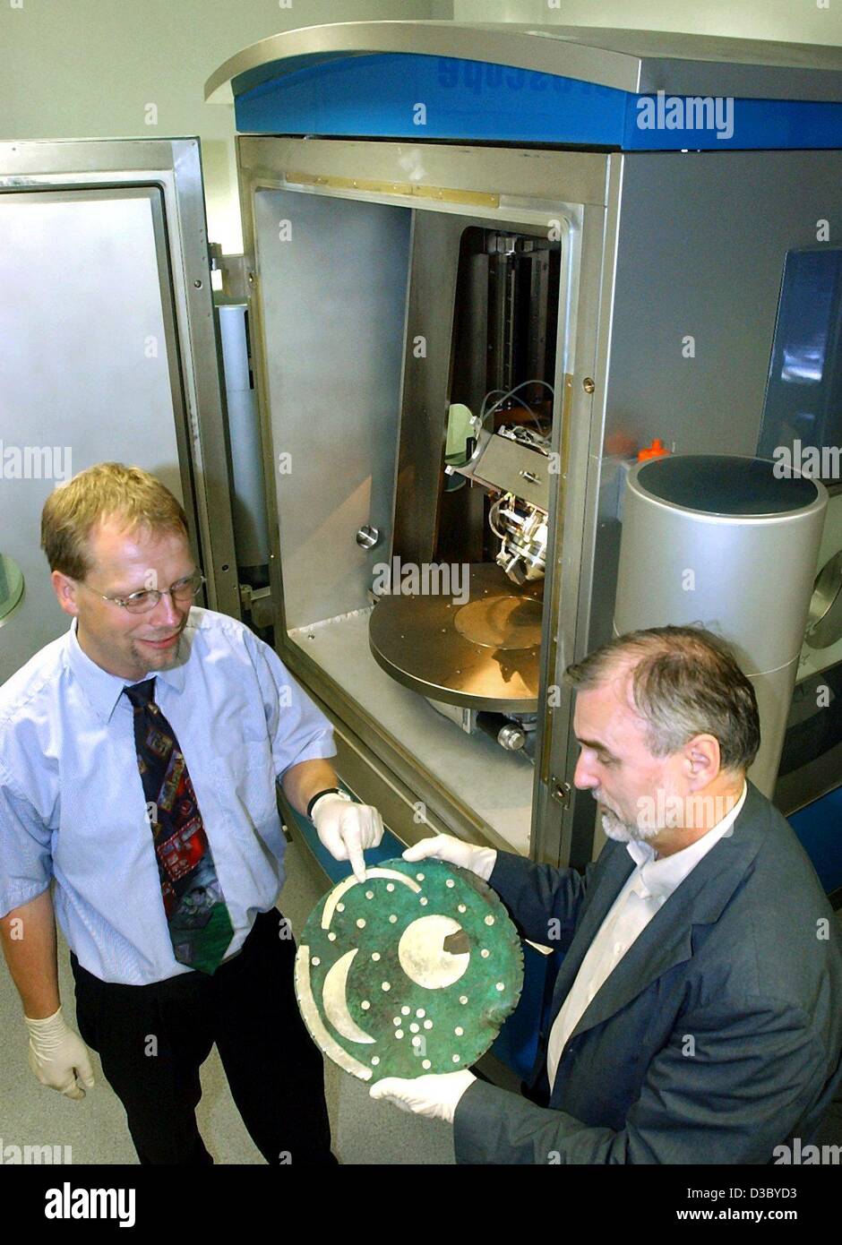 (dpa) - Professor Ernst Pernicka (R) of the University in Freiberg/Saxony and Martin Klein, Chairman of the company Visitec in Grevesmuehlen, look at the 3,600-year-old Sky Disk of Nebra before it is examined with a scanning electron microscope in a laboratory in Grevesmuehlen, Germany, 23 July 2003 Stock Photo