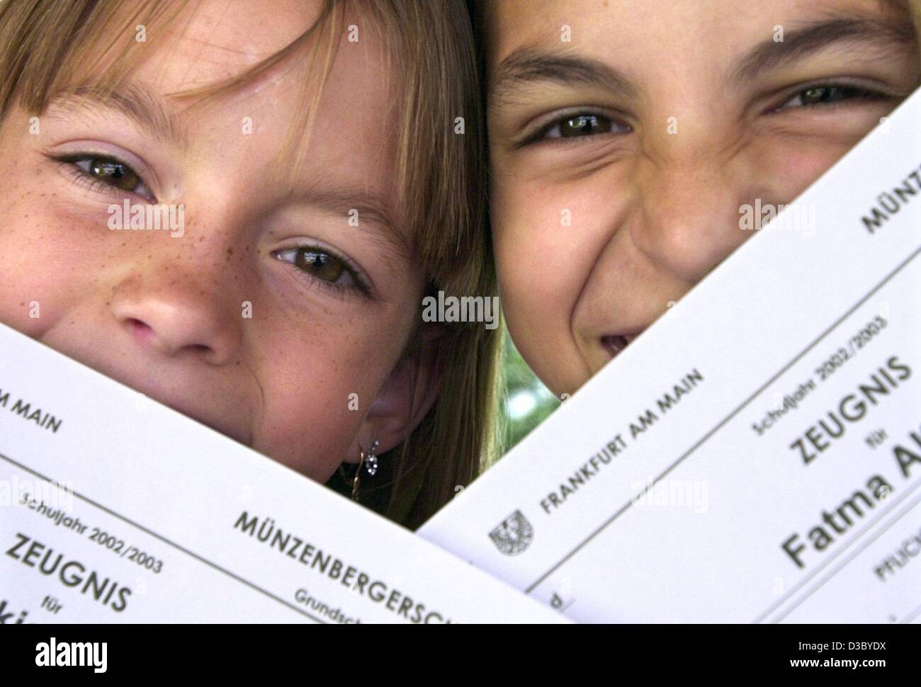 (dpa) - Fourth graders Saskia (L) and Fatma show their end-of-year school reports ('Zeugnis') at an elementary school in Frankfurt, 18 July 2003. The day was also the last day of school before the start of the summer holidays. Stock Photo