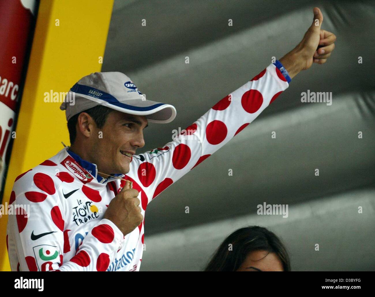 (dpa) - French Richard Virenque of Quick Step-Davitamon shows off the best climber's white and red dotted points jersey on the podium after the individual time trial of the 19th stage of the 2003 Tour de France cycling race in Nantes, France, 26 July 2003. The 19th stage was a 49km long individual t Stock Photo