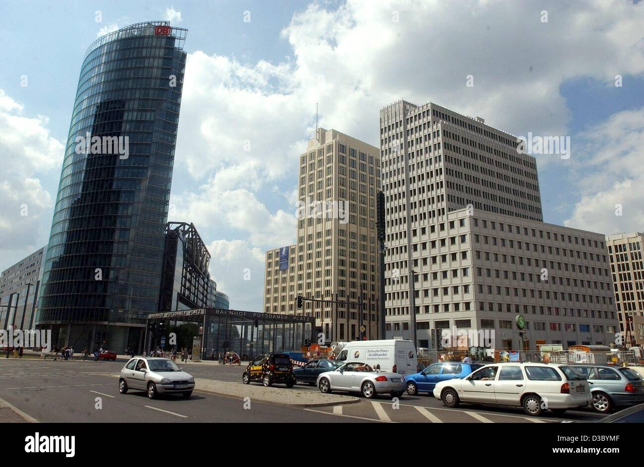 (dpa) - A view of the new buildings, the 100 m high Sony Center (L) and the highrise buildings of the Beisheim Center, on the Potsdamer Platz (Potsdam square) in central Berlin, 21 July 2003. The Beisheim Center is named after its founder, who invested 450 million euros in the construction. The Cent Stock Photo